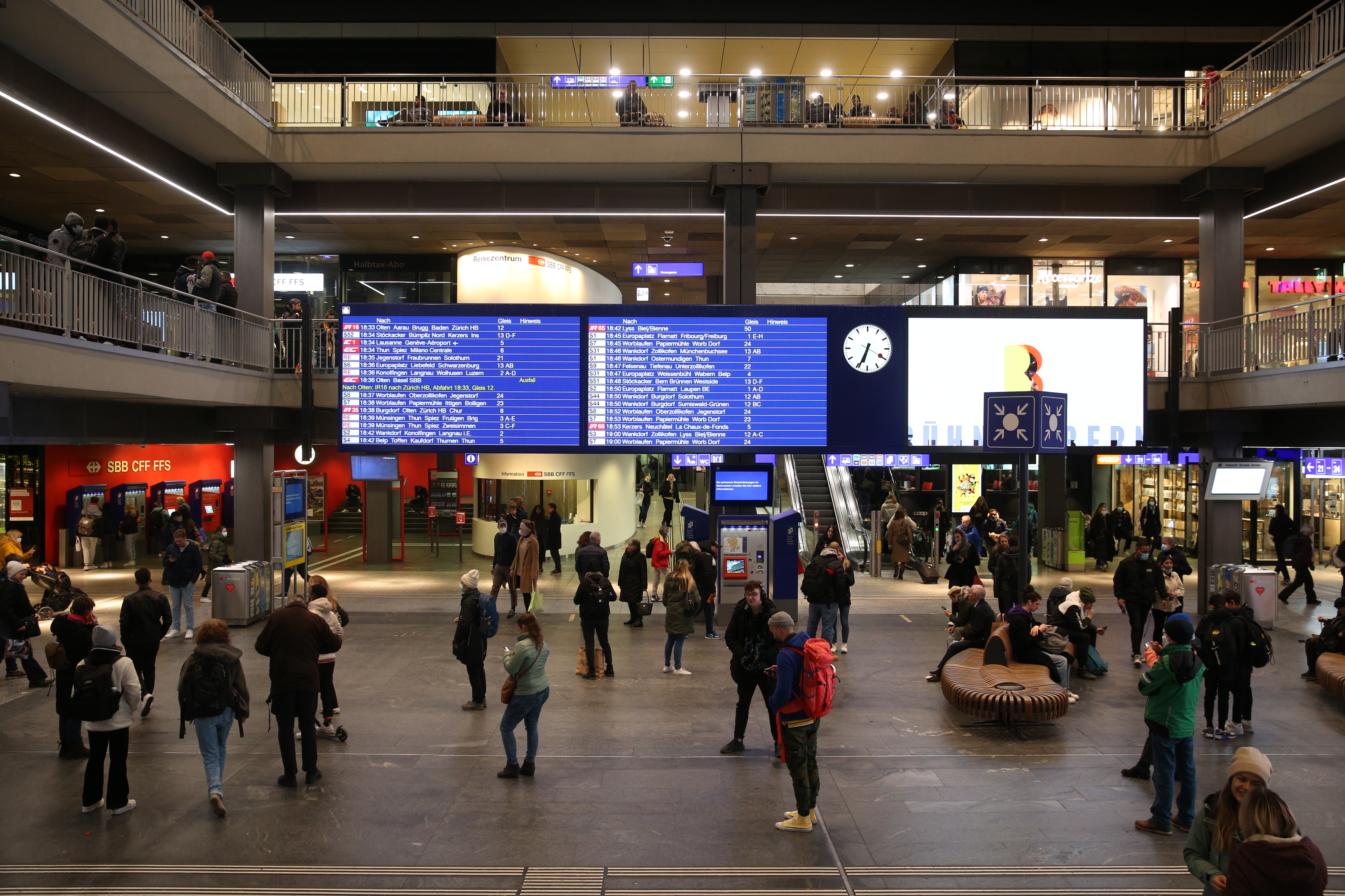 Aankomst in de stationshal van Bern Hauptbahnhof