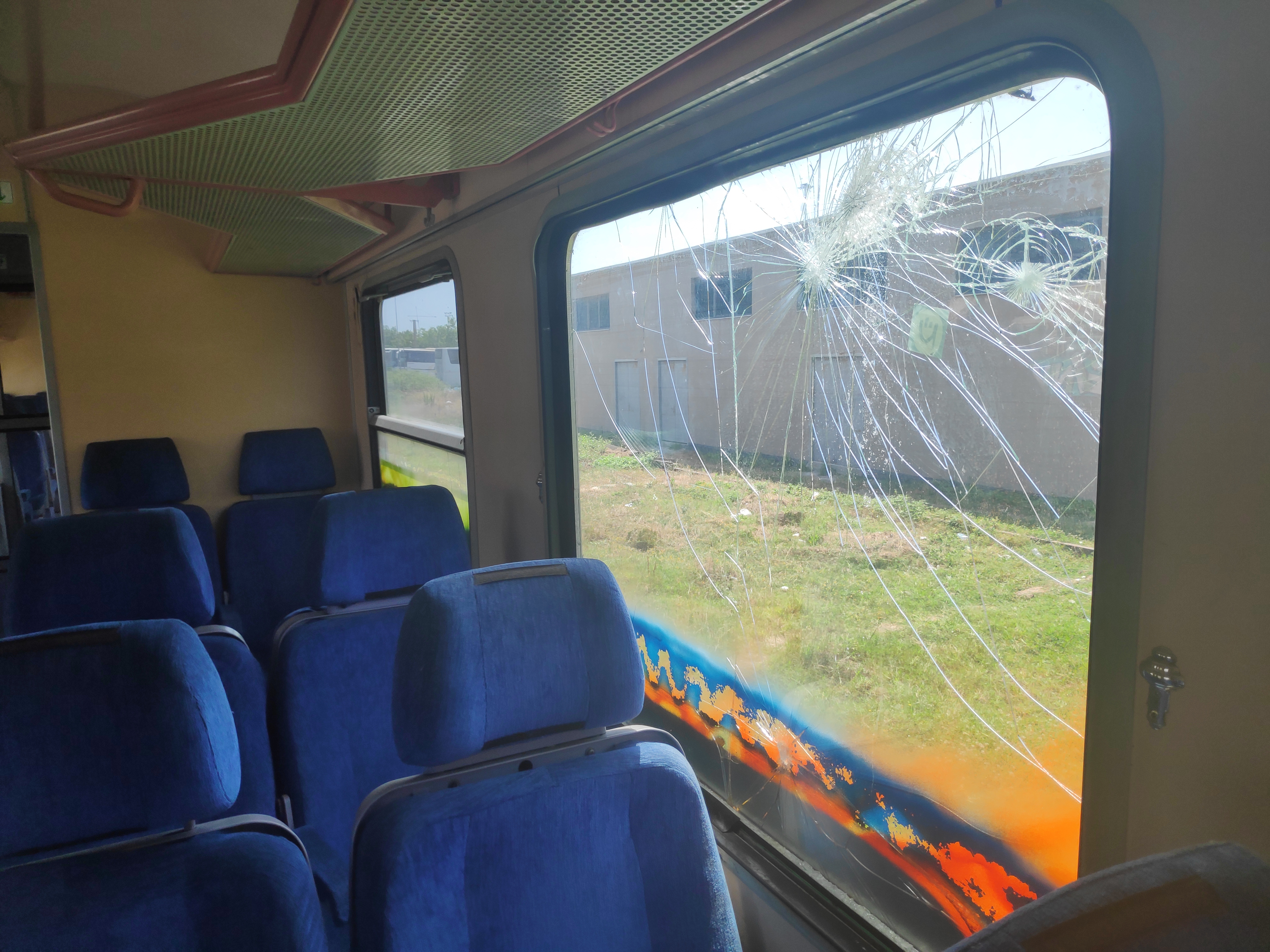 De stilstaande trein is een geliefd object van vandalen. © Guus Puylaert