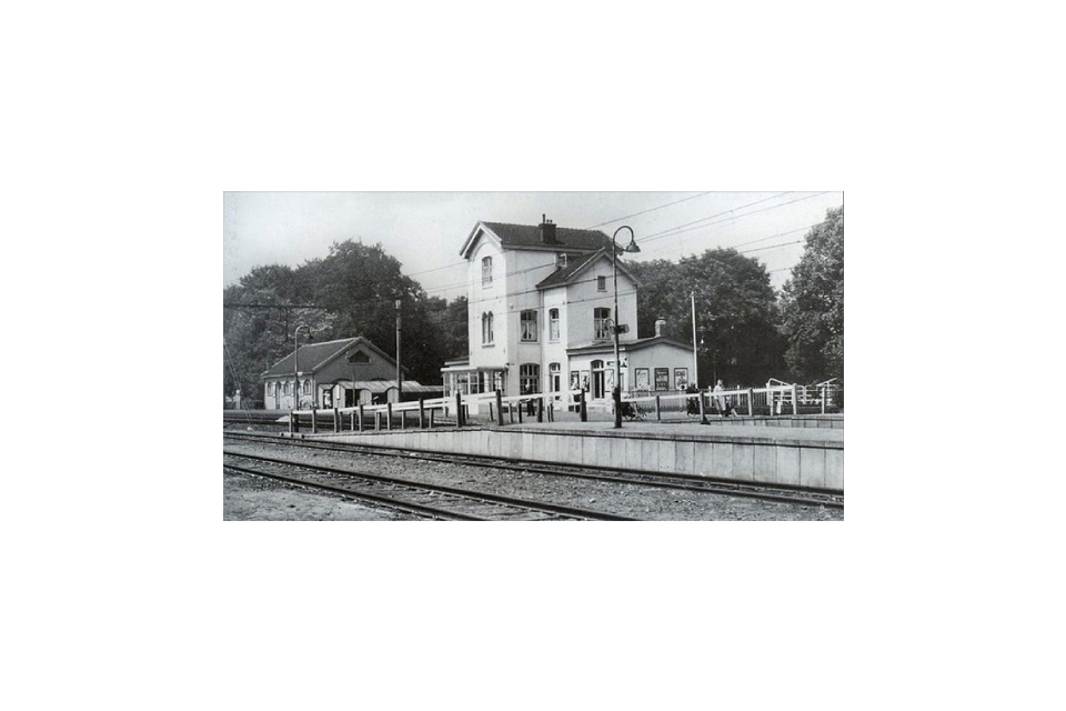 Lintermans wil het  oude station van Deurne,  gesloopt in 1976, in ere herstellen op de oorspronkelijke plek. Het liefst als glazen gebouw.