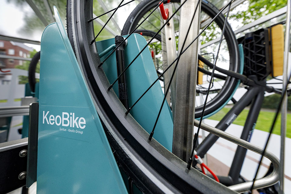 Door het hydrolische mechaniek achter het wiel hoef je geen kracht te zetten bij het uitnemen of ophangen van de fiets. 