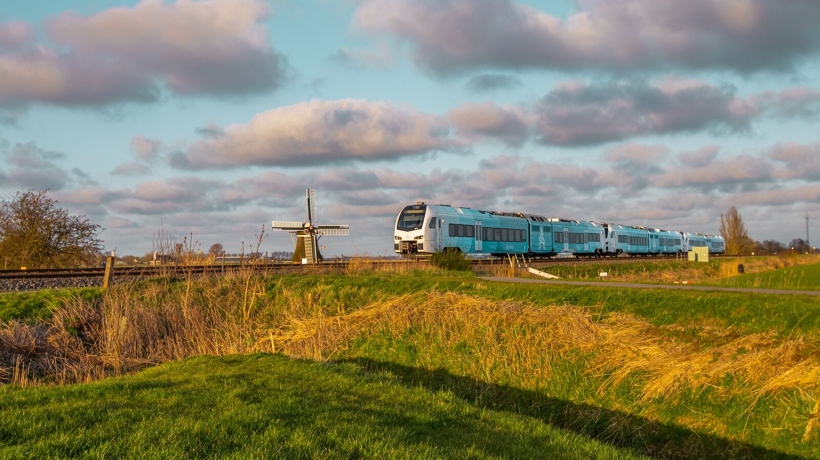 De WINK-treinen rijden op Hydrotreated Vegetable Oil (HVO), dat goed is voor een CO2-reductie van 90 procent ten opzichte van de oude GTW-treinen