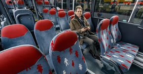 Hermes-directeur Juul van Hout in een nieuwe dieselbus van VDL.