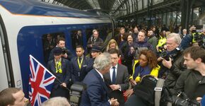 Eurostar-CEO Nicolas Petrovic werd ontvangen door zijn NS-collega Roger van Boxtel op Amsterdam Centraal.
