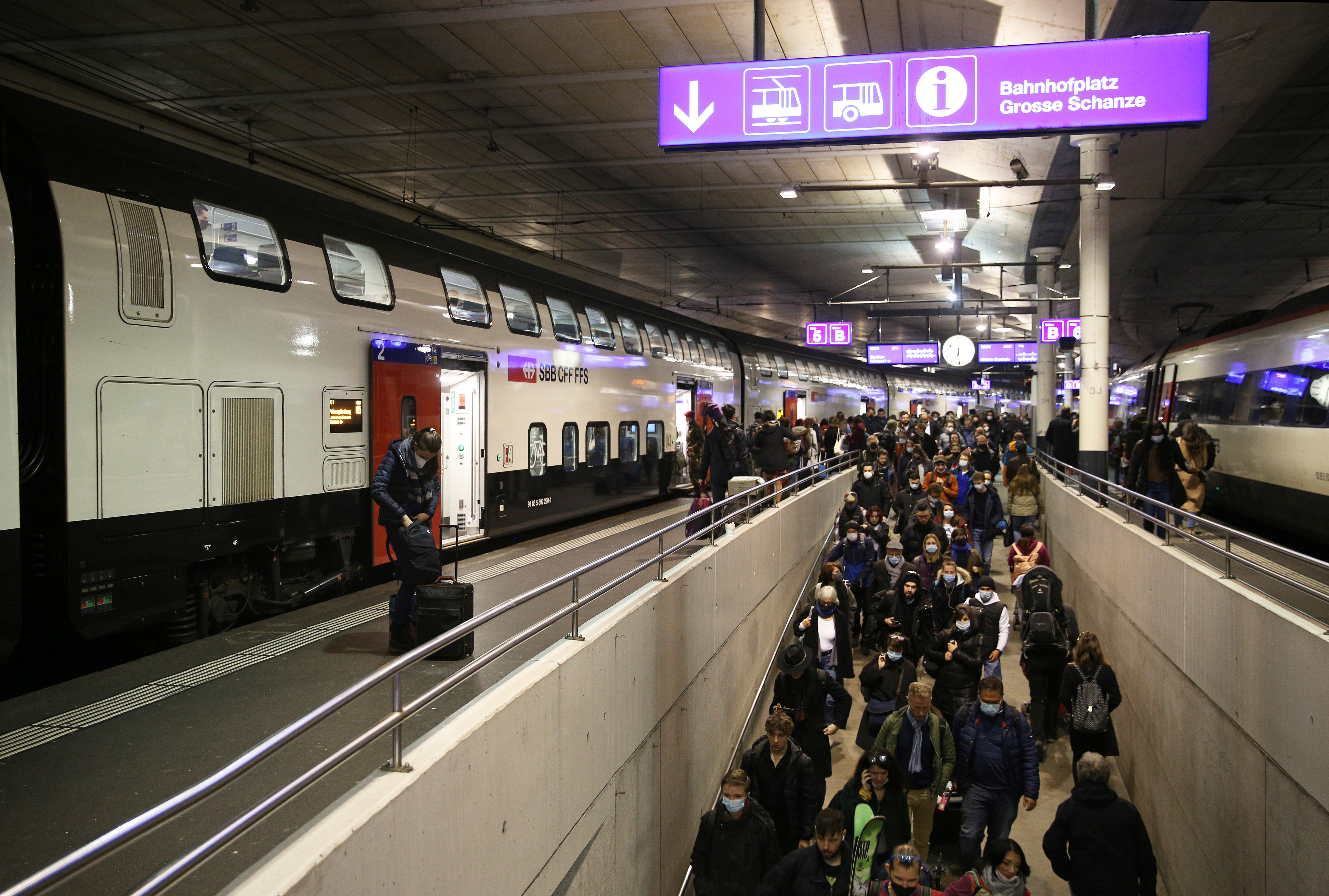 Het is spitsuur op Bern Hauptbahnhof, met cross platform-overstap tussen twee intercity’s