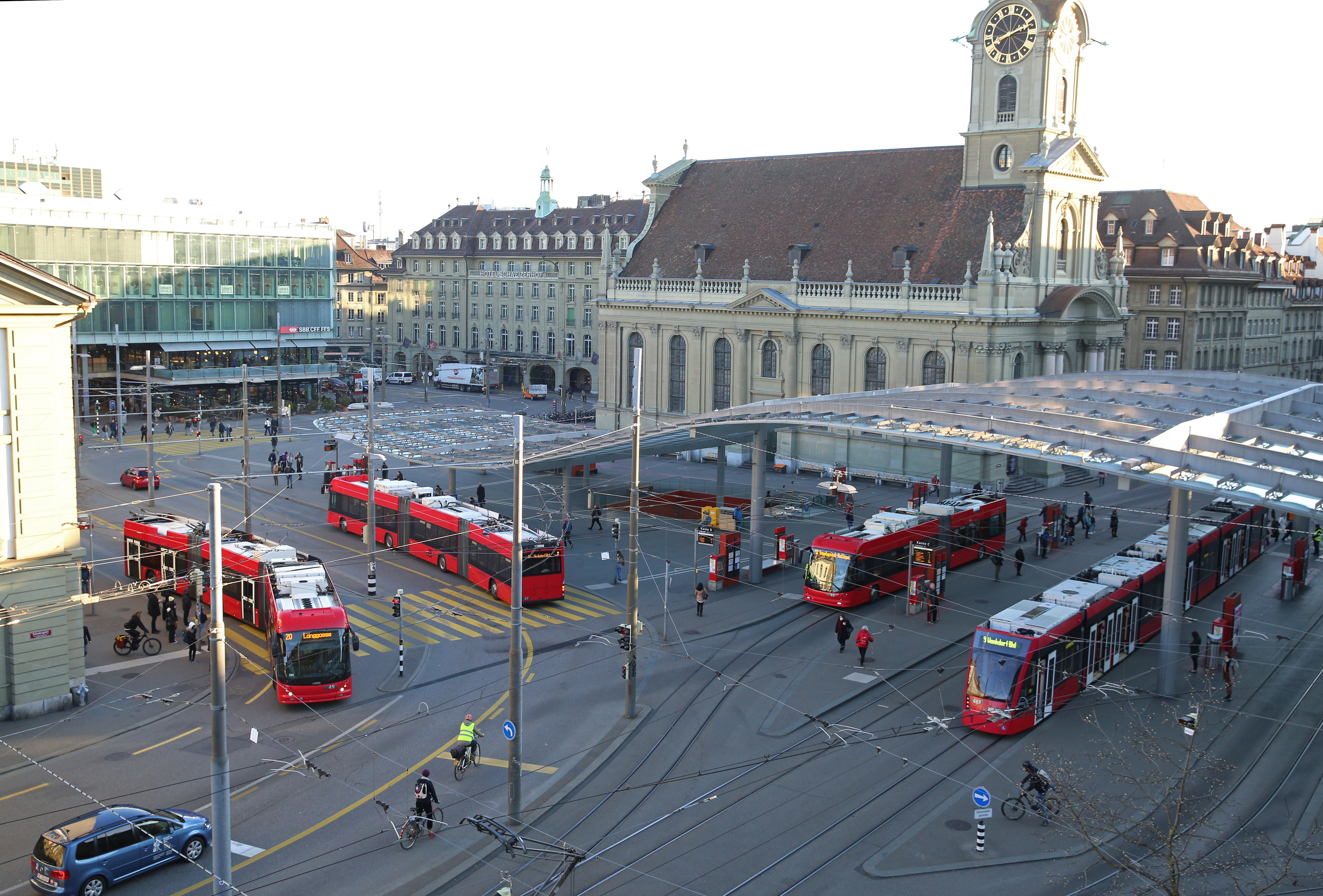 Bern Bahnhofplatz in de ochtend, met batterijbus op lijn 17 en stadstram