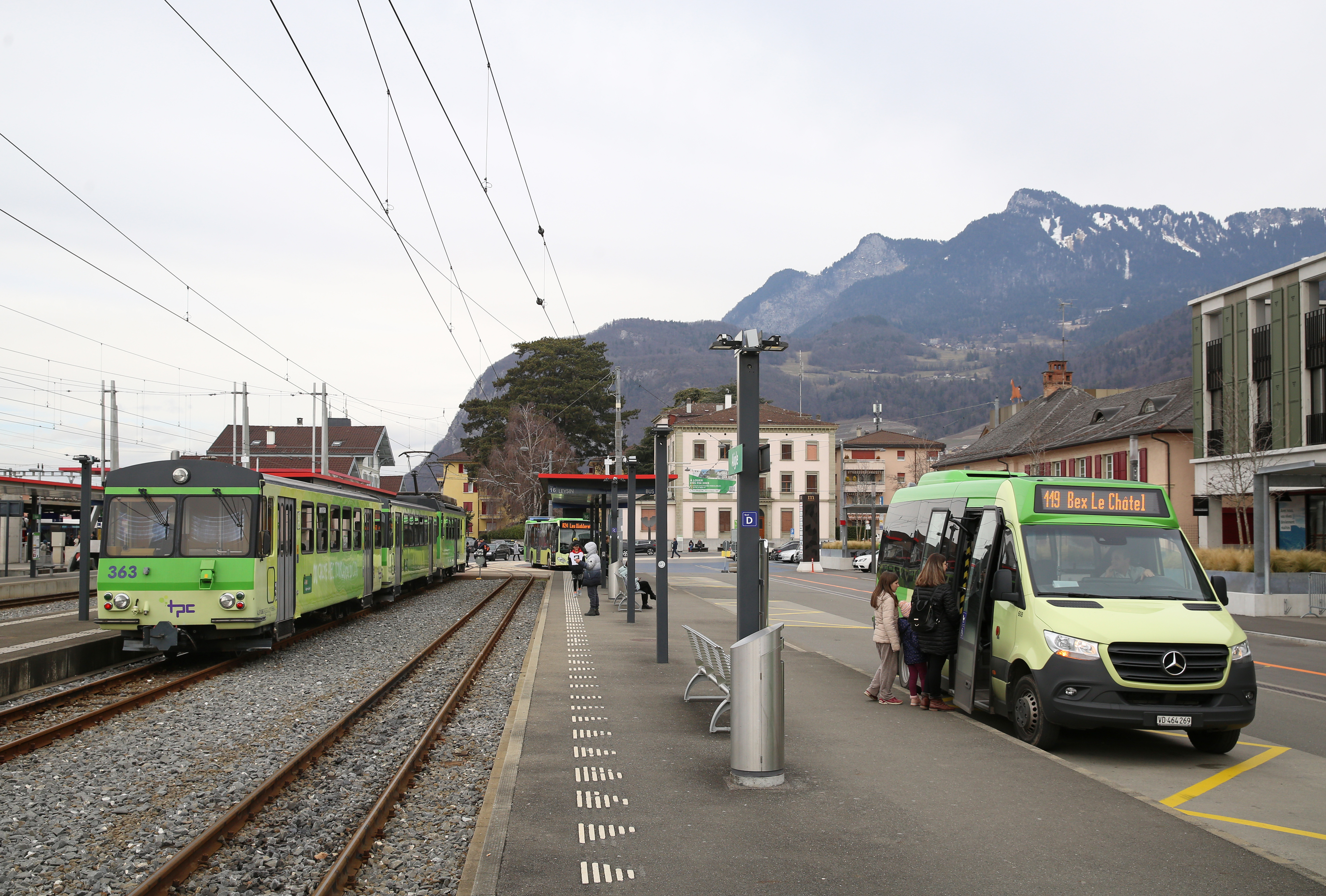  Op station Aigle kunnen reizigers naadloos overstappen van de TPC-smalspoortrein op de ‘on demand’-buslijn 119 of de reguliere bus (op de achtergrond)