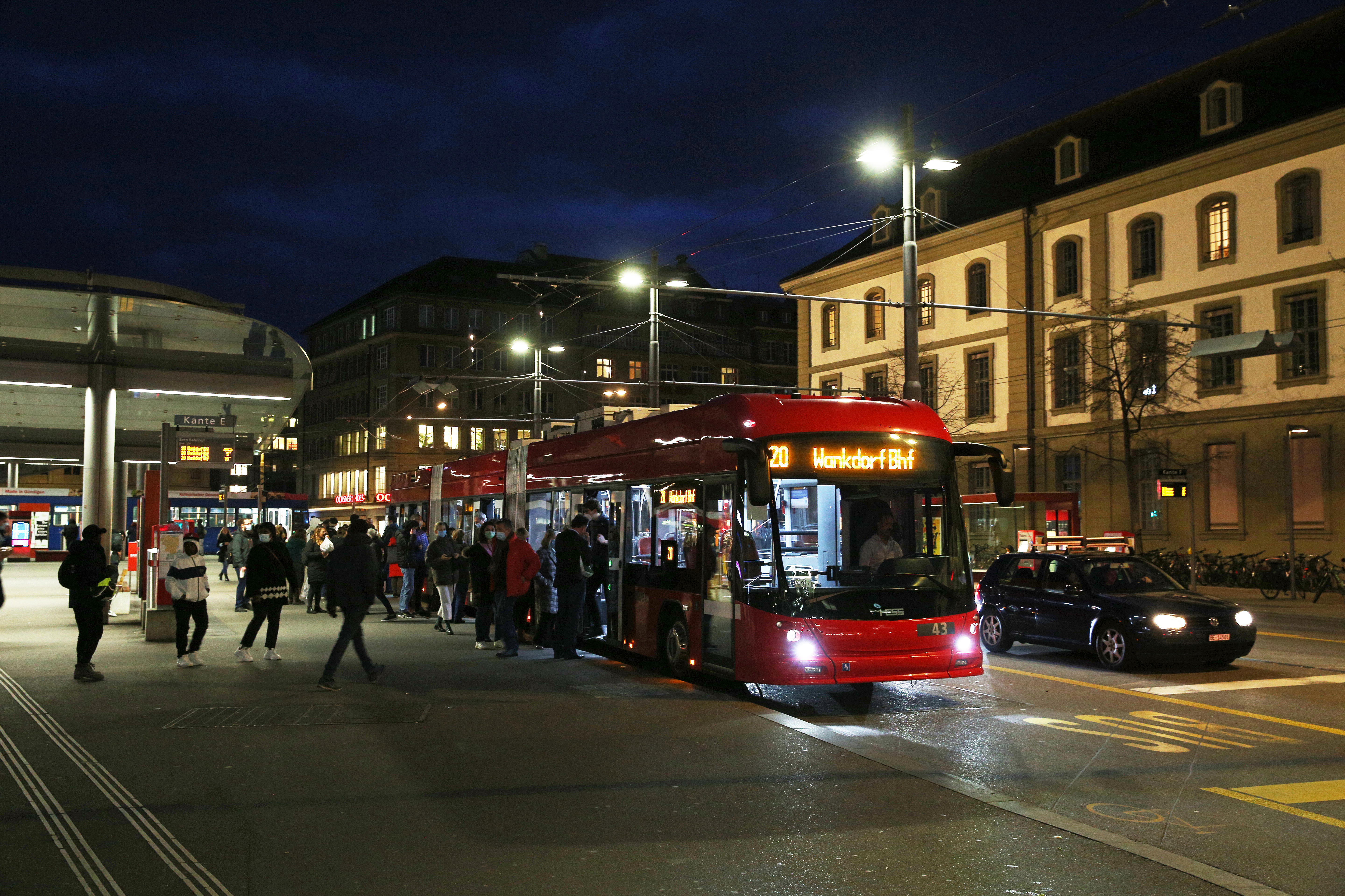 Vlak buiten het stationsgebouw, op Bern Bahnhofplatz, kunnen reizigers eenvoudig overstappen op dubbelgelede lagevloertrolleys van Hess, aangeduid als lighTram, die in een drie- tot vijfminutenfrequentie rijden