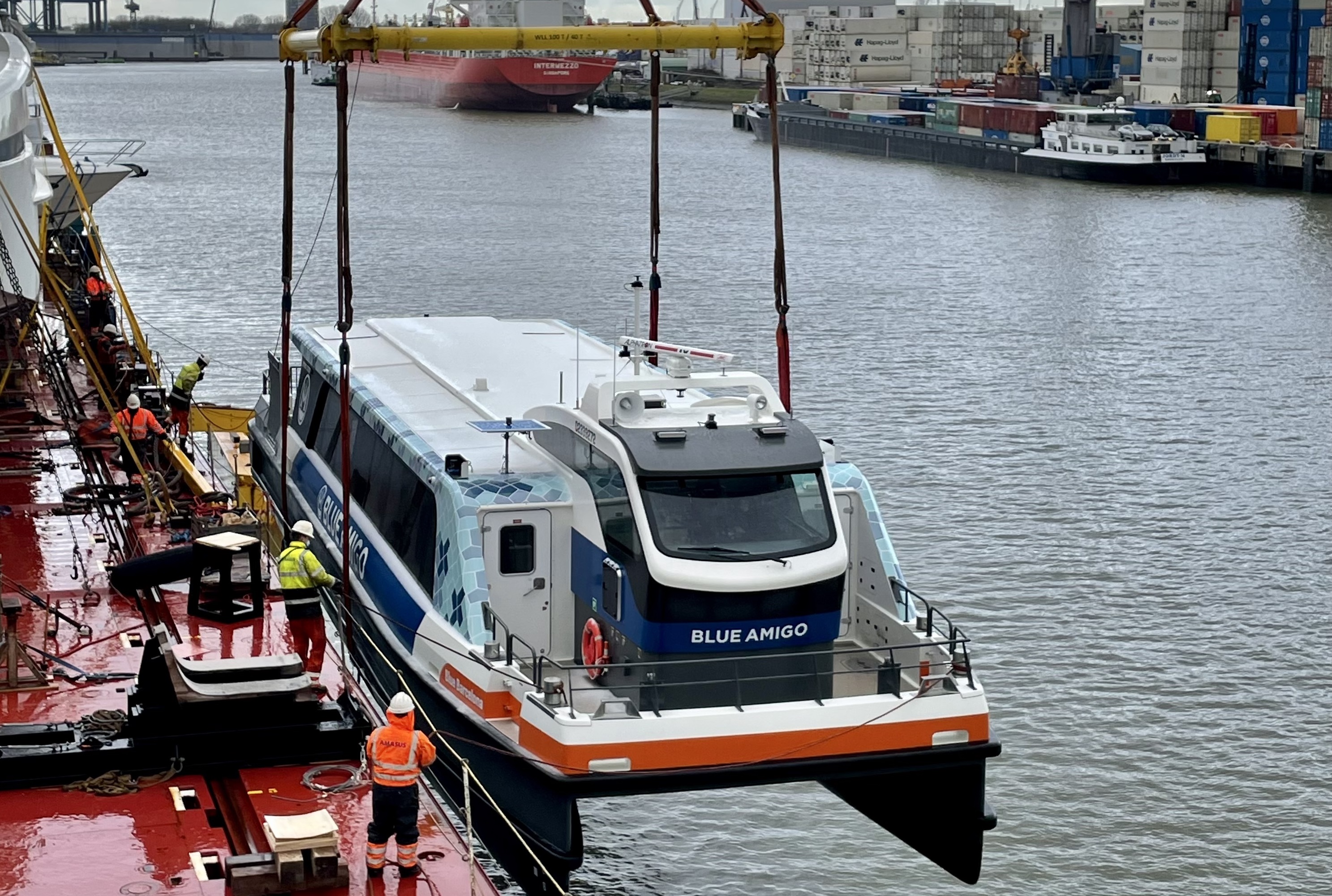 Een nieuwe Waterbus gaat te water vanaf de scheepswerf van Damen Shipyards in Antalya