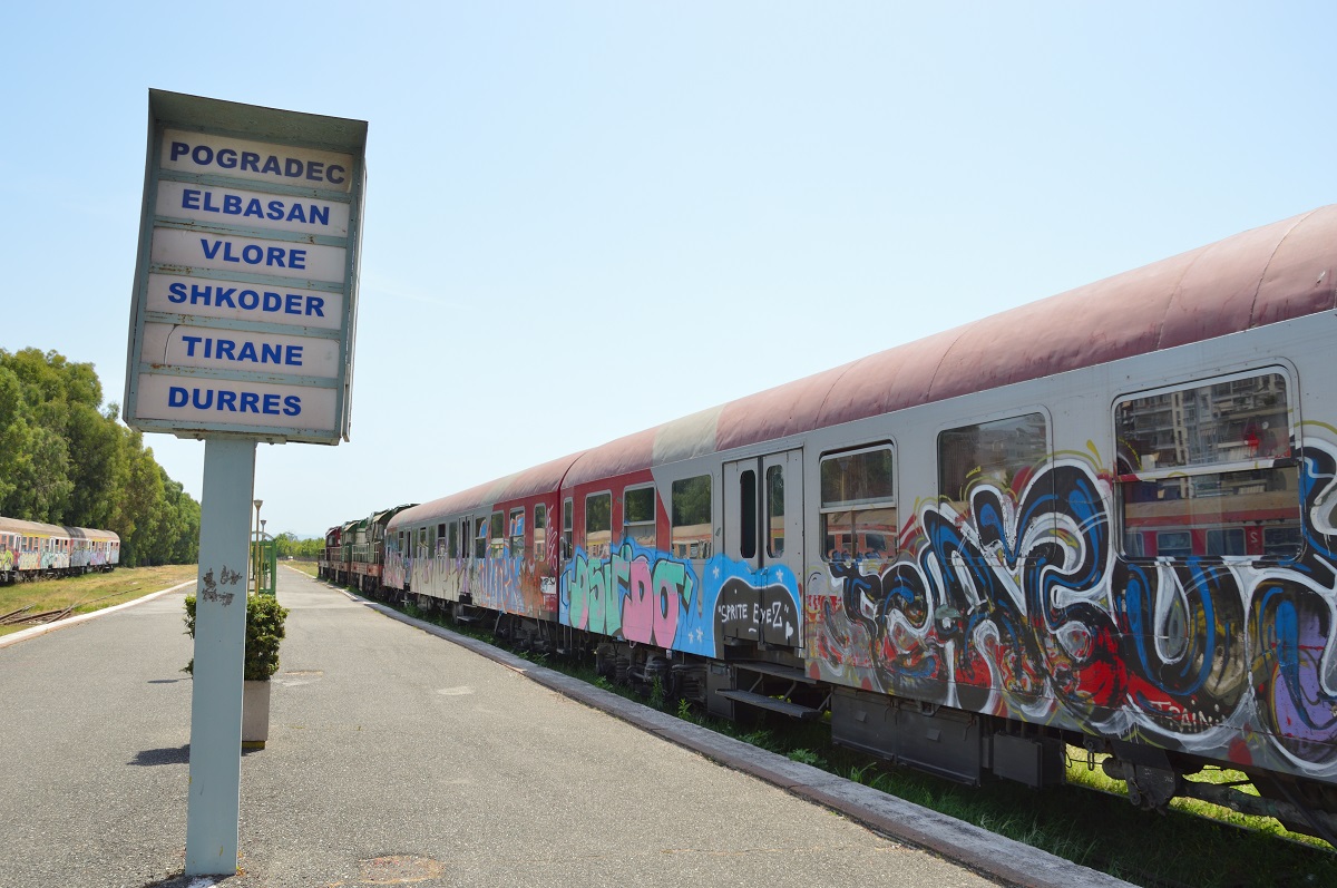 Op het treinstation van havenstad Durrës rijdt nog één trein op zaterdag en zondag, richting Elbasan. © Carl Meadows