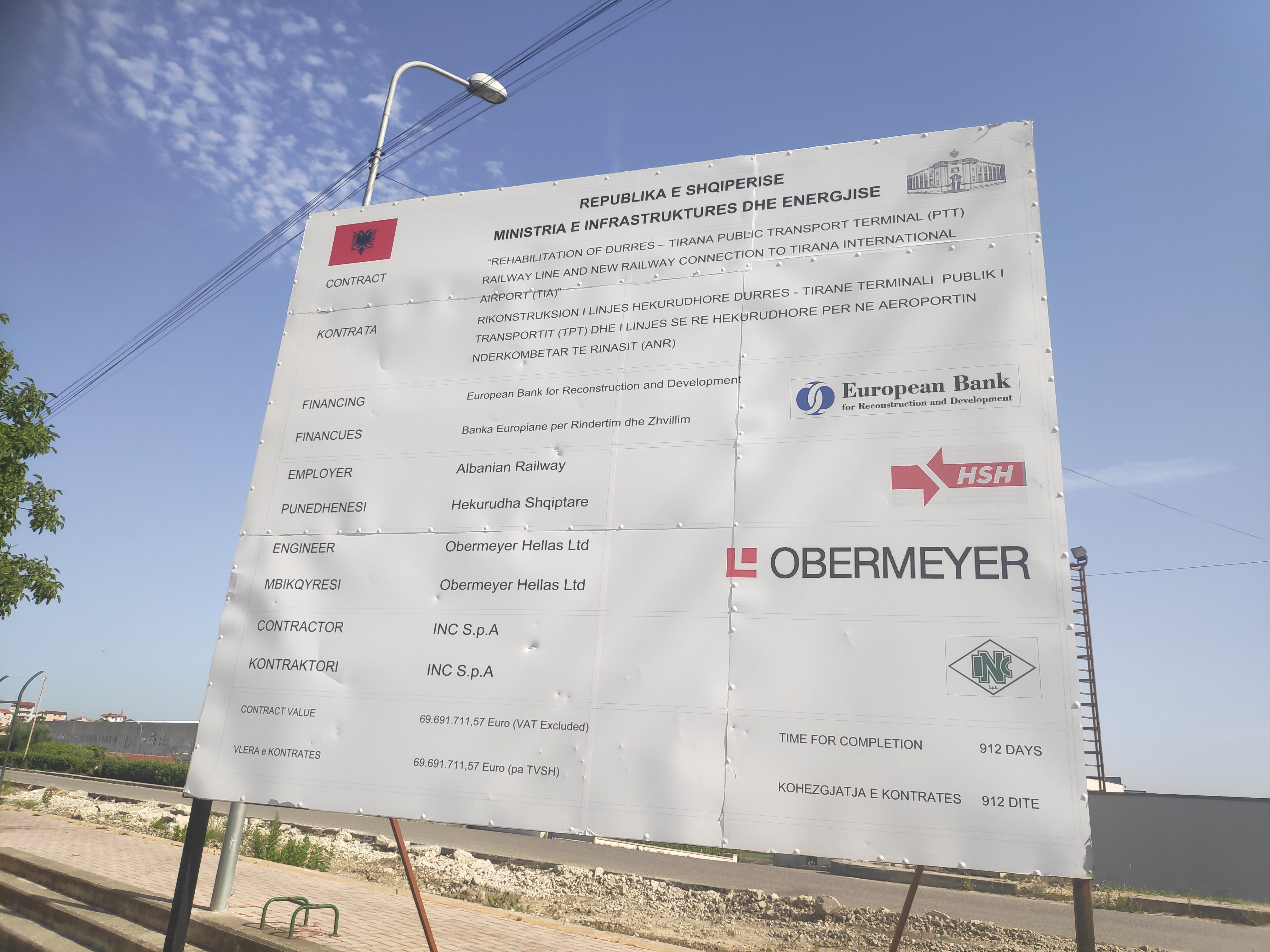 Het reactiveringsplan van de lijn Durrës naar Tirana. Volgens de HSH wordt dit doorgetrokken tot het internationale vliegveld. © Guus Puylaert