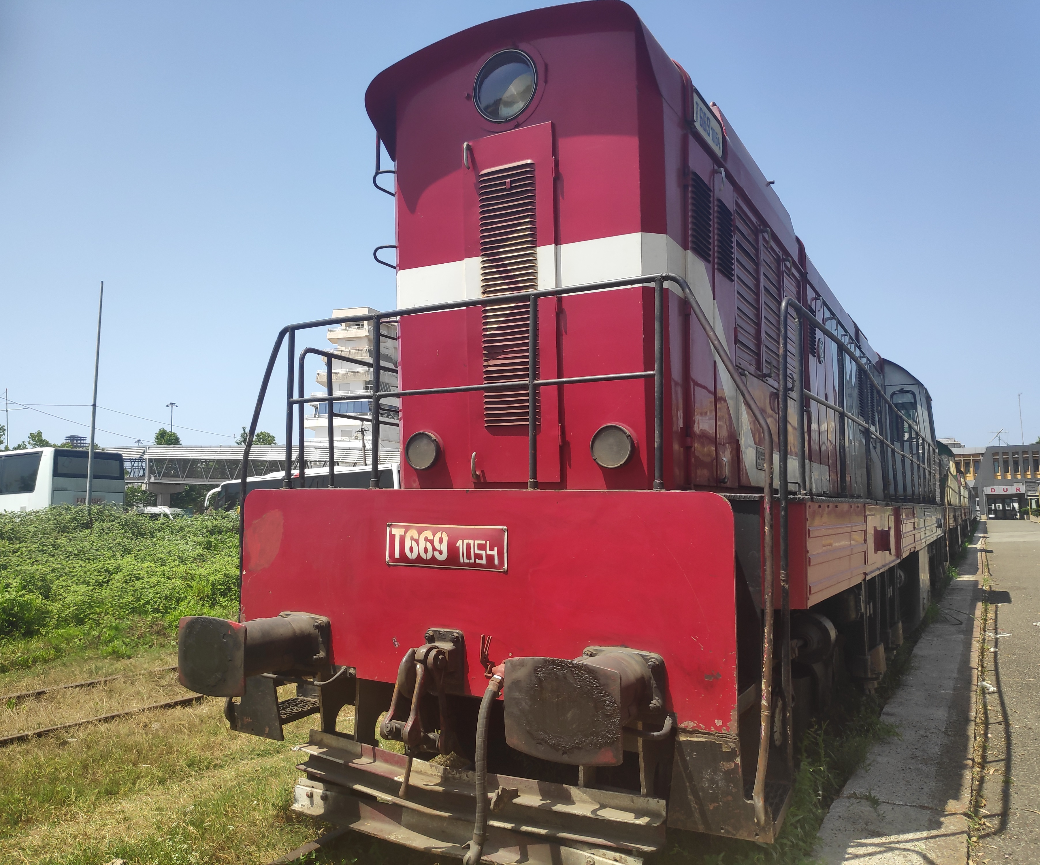 De T669-diesellocomotief op station Durrës rijdt momenteel één keer per dag op zaterdag en zondag. © Guus Puylaert