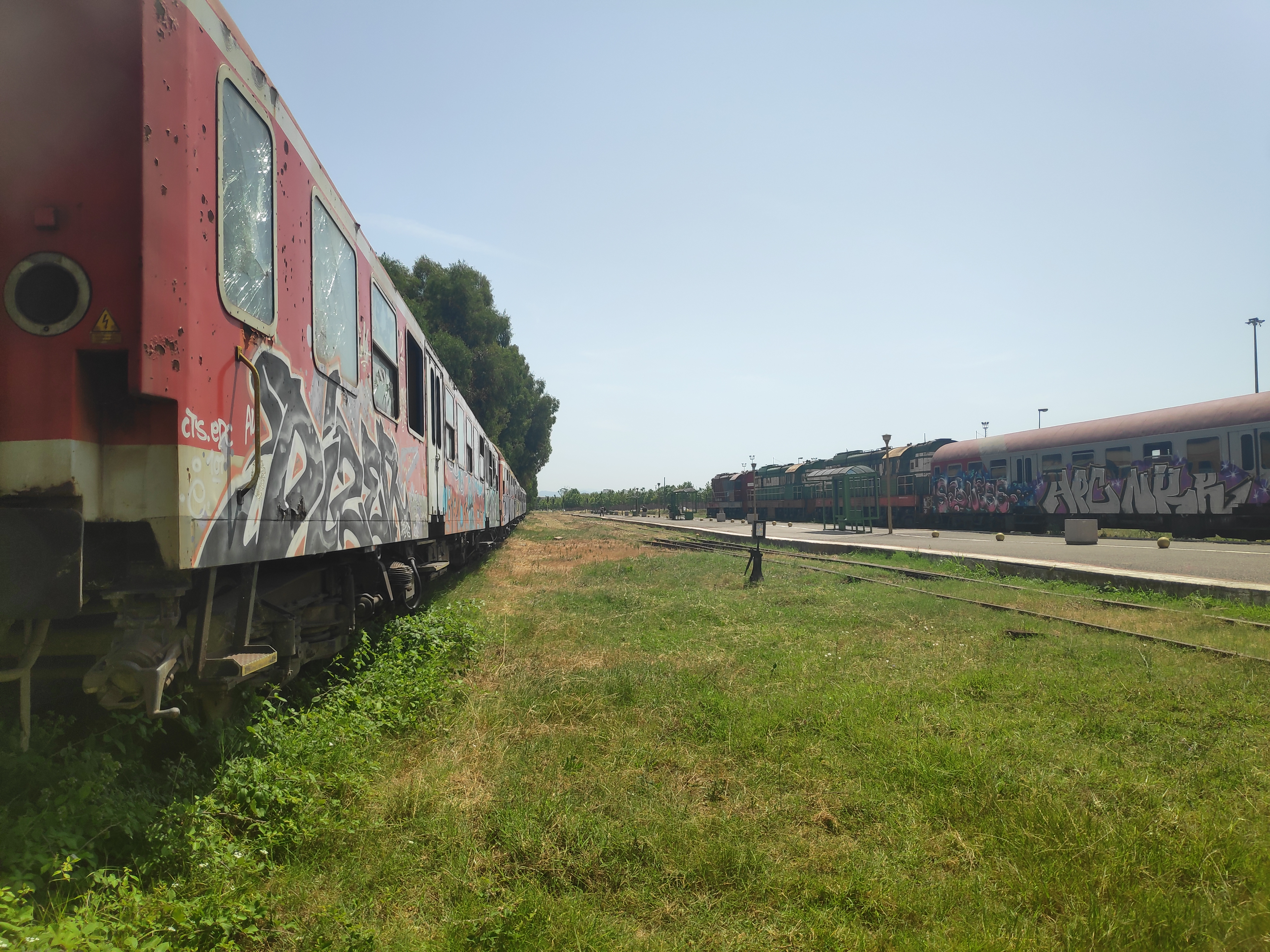 Het verouderde en geërodeerde treinmaterieel moet binnenkort plaatsmaken voor ‘modern materieel dat voldoet aan Europese standaarden’. © Guus Puylaert