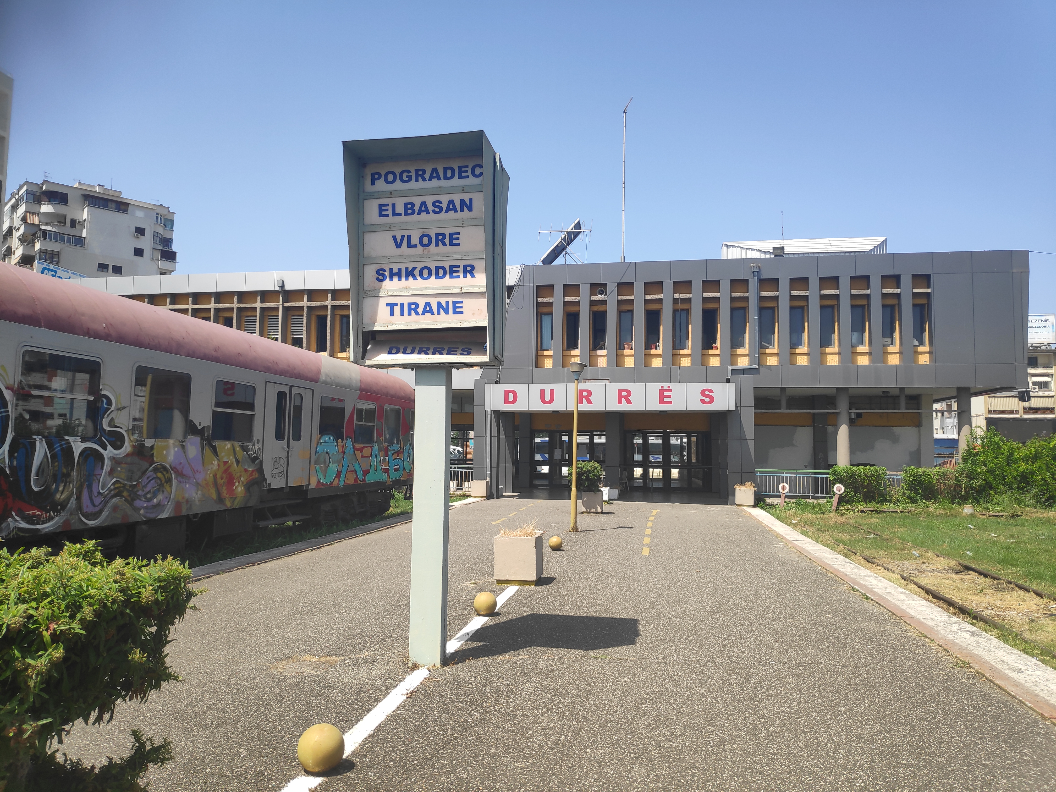 Het treinstation in Durrës is vrij eenvoudig te betreden. © Guus Puylaert