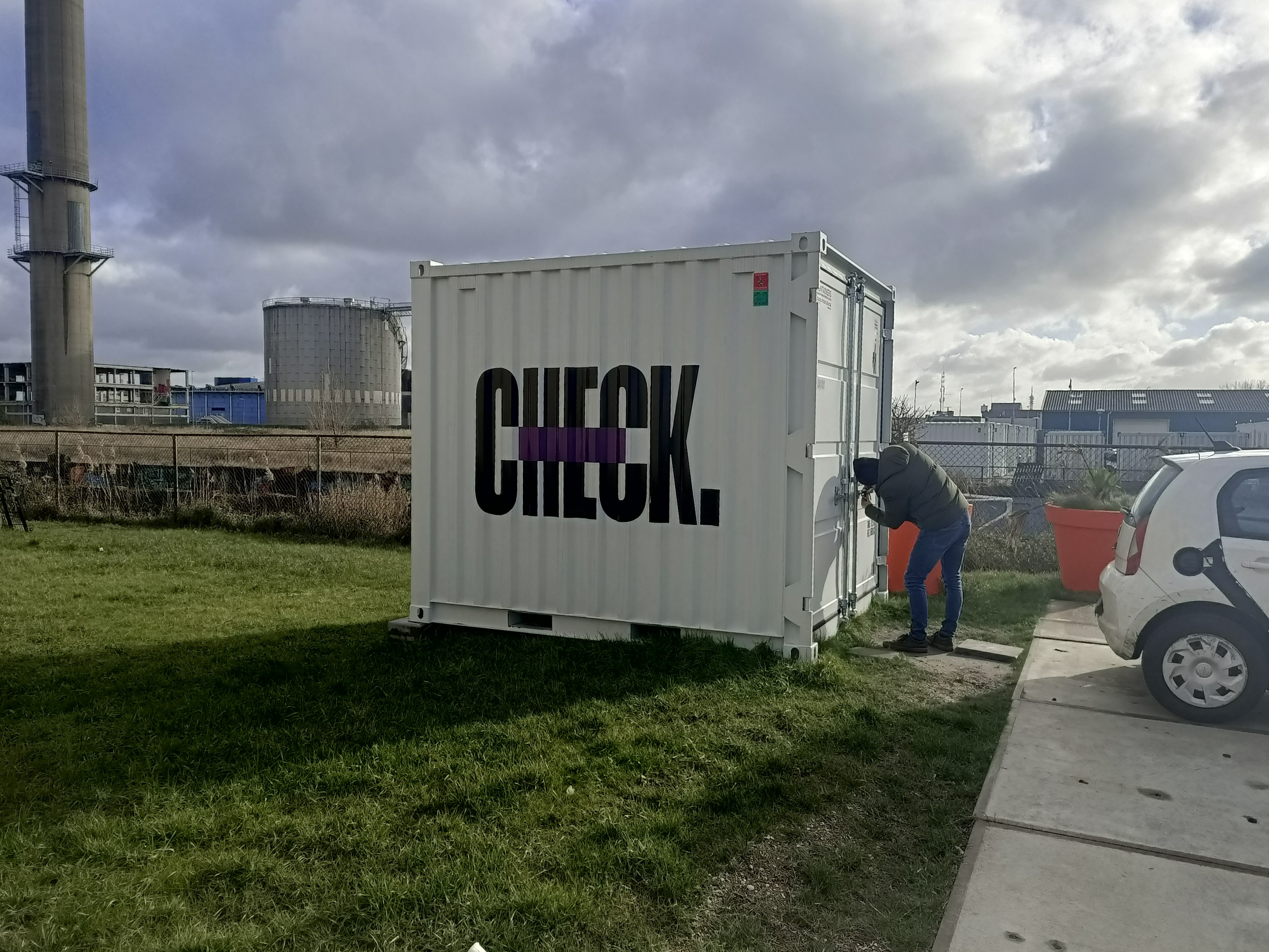 In deze grote container vult Check zijn lege accu’s. Een koerier bevoorraadt de deelscooters in de stad vervolgens met volle exemplaren.