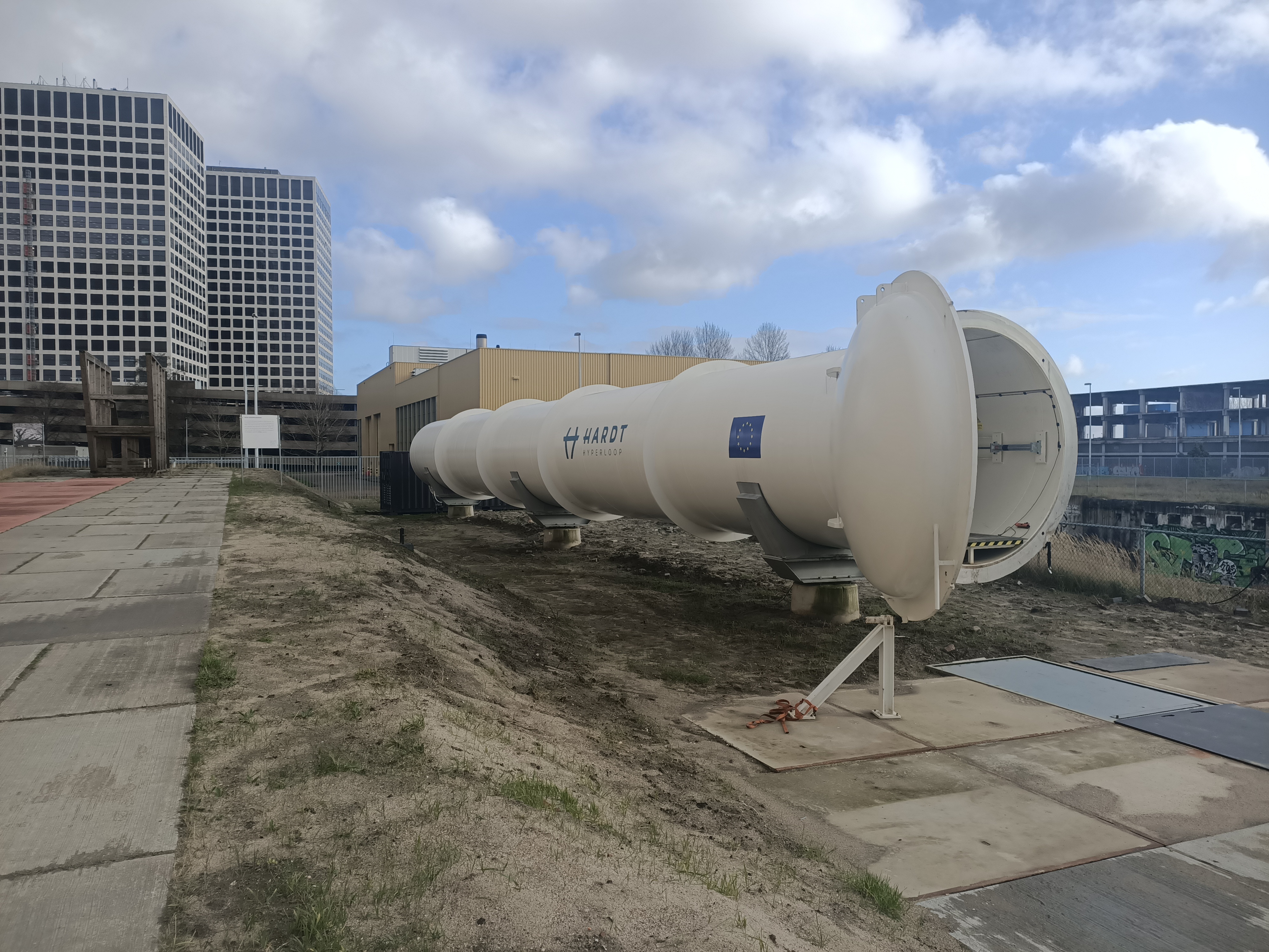 De tunnelbuis voor de hyperloop werd ontwikkeld door een studententeam aan de TU Delft. Inmiddels is deze eigendom van Hardt, dat tegenwoordig ook in Rotterdam zit.