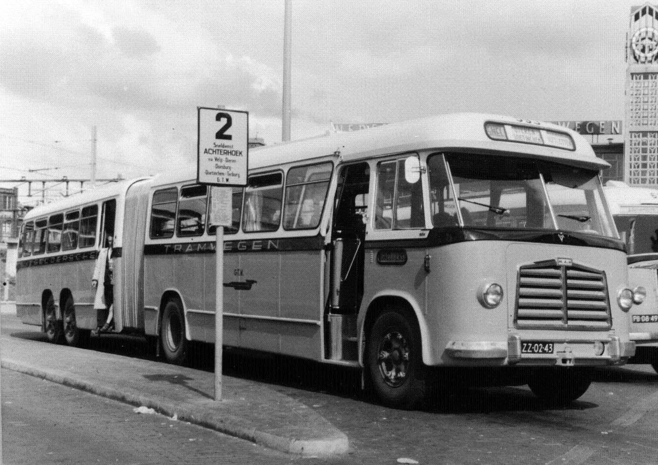 Het eerste type Nederlandse gelede bus van de GTW staat in de Achterhoek bekend als de Balgbus (!). bron: ADV