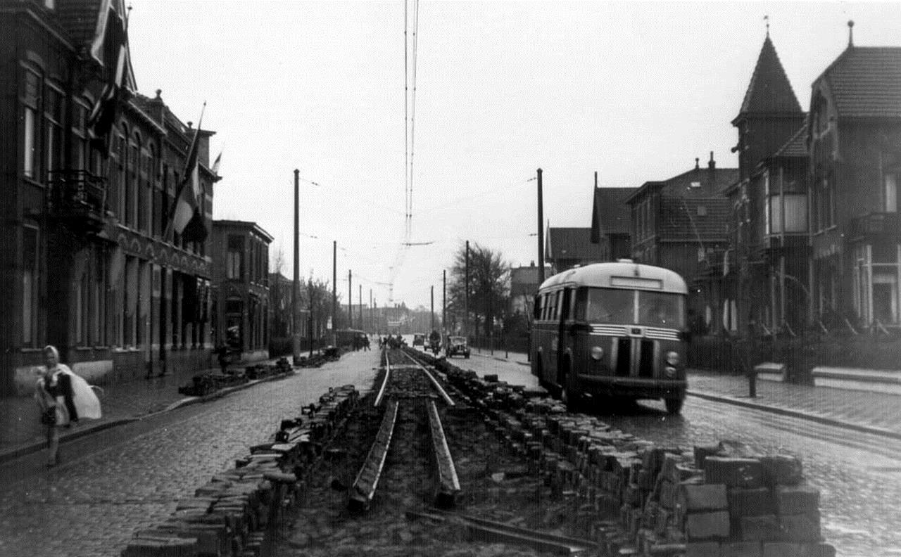 In 1952 wordt tramlijn Haarlem Leiden in Lisse opgebroken, met vervangende NZH bus (fotograaf onbekend, vermoedelijk NZH-museum)