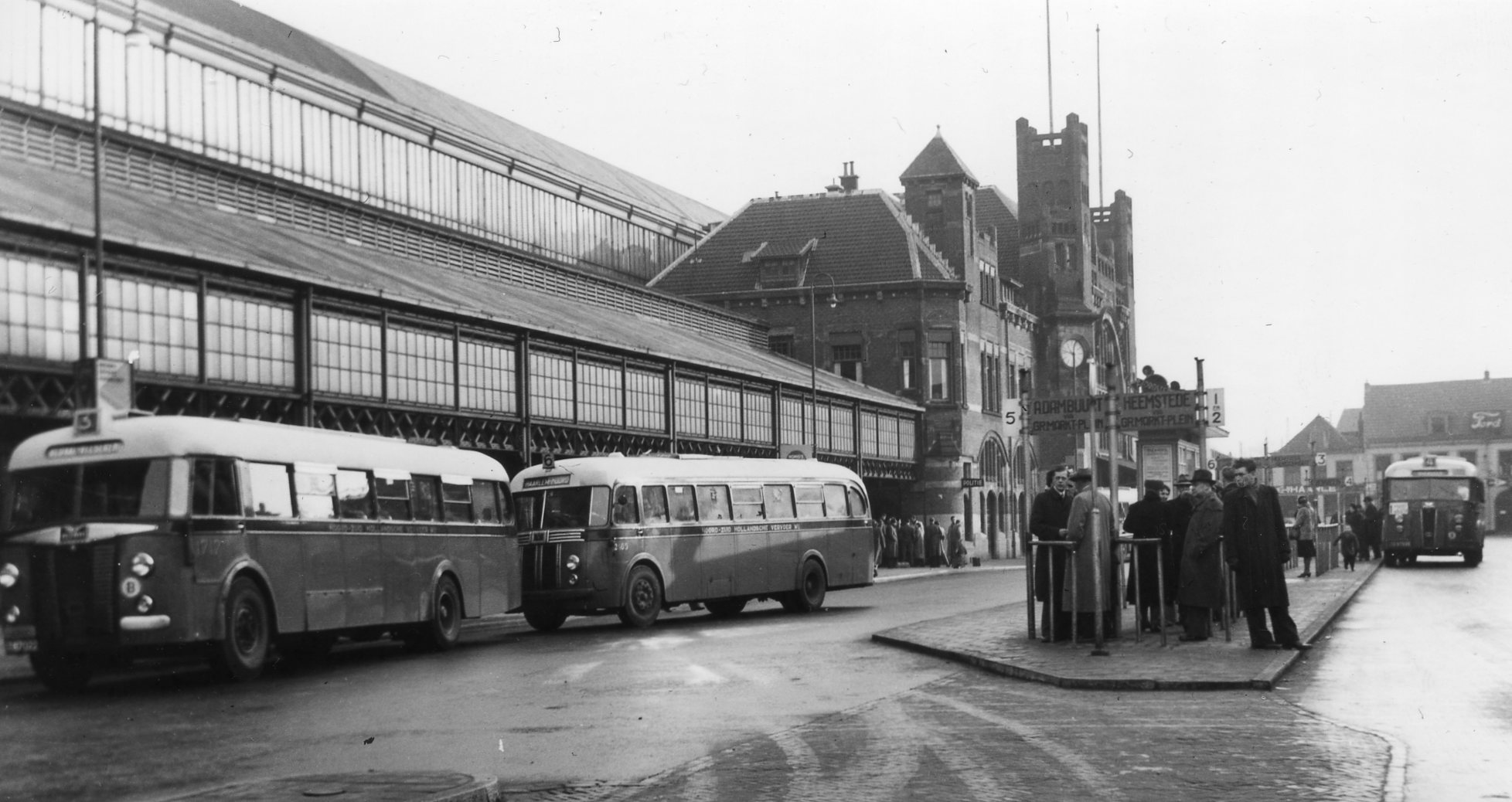 Stationsplein Haarlem in de tijd van Crossley en Scania-Vabis; circa 1950 (fotograaf onbekend)