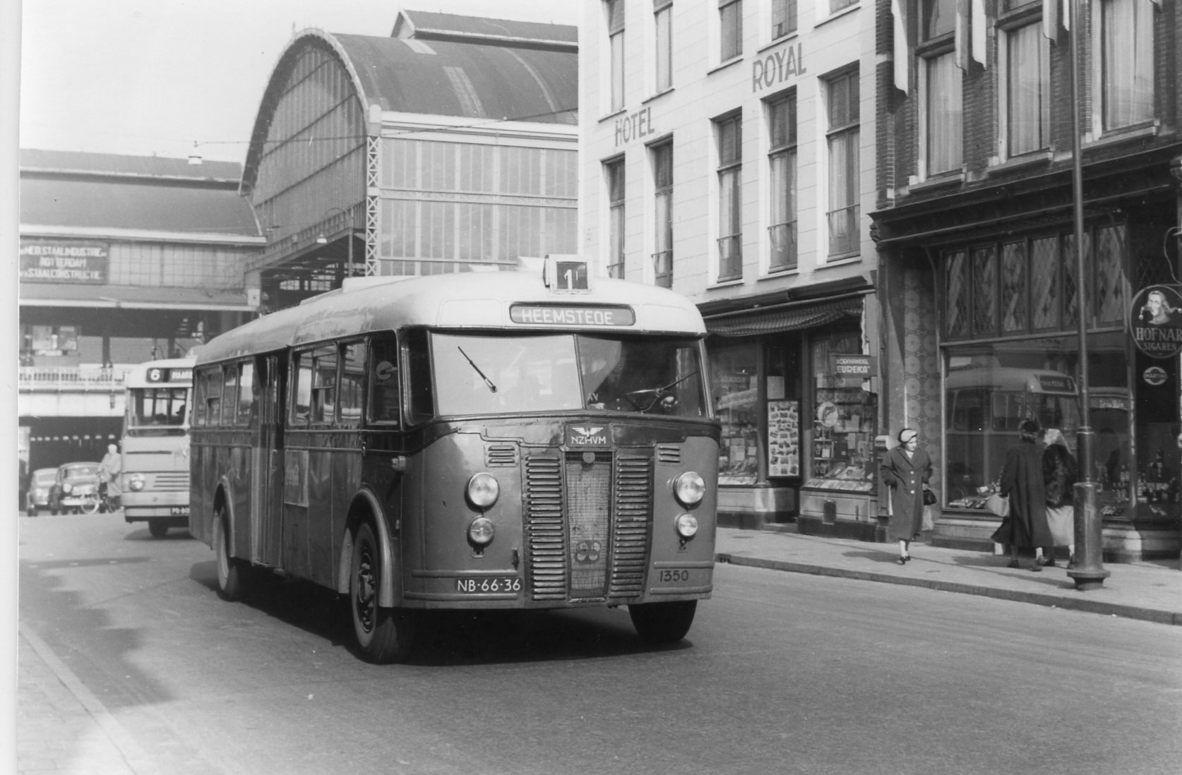 Kruisweg in Haarlem, jaren 50 in de tijd van Crossley en Scania-Vabis (foto Hans van Engelen)