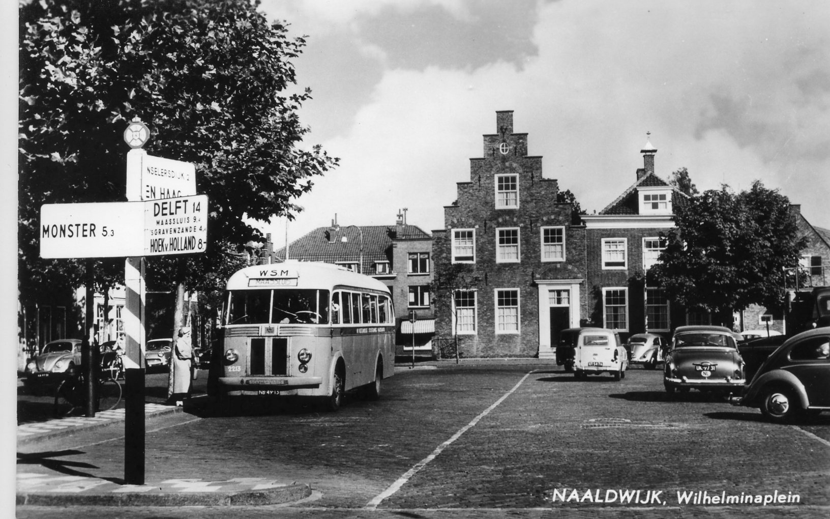 De bus in het centrum van het dorp: een Scania-Vabis van de WSM in Naaldwijk'; circa 1960 (ansichtkaart)
