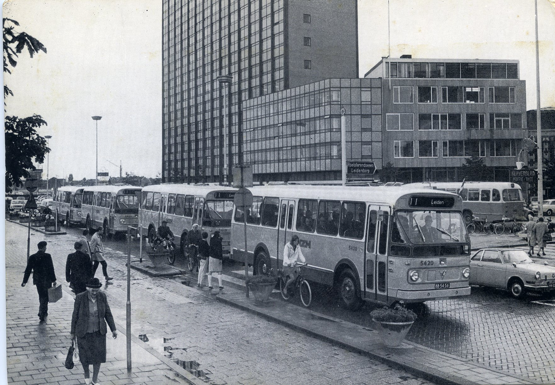 Het streekvervoer wordt geel: intocht van nieuwe bussen in Leiden in 1968 (reclame-ansichtkaart van de NZH).