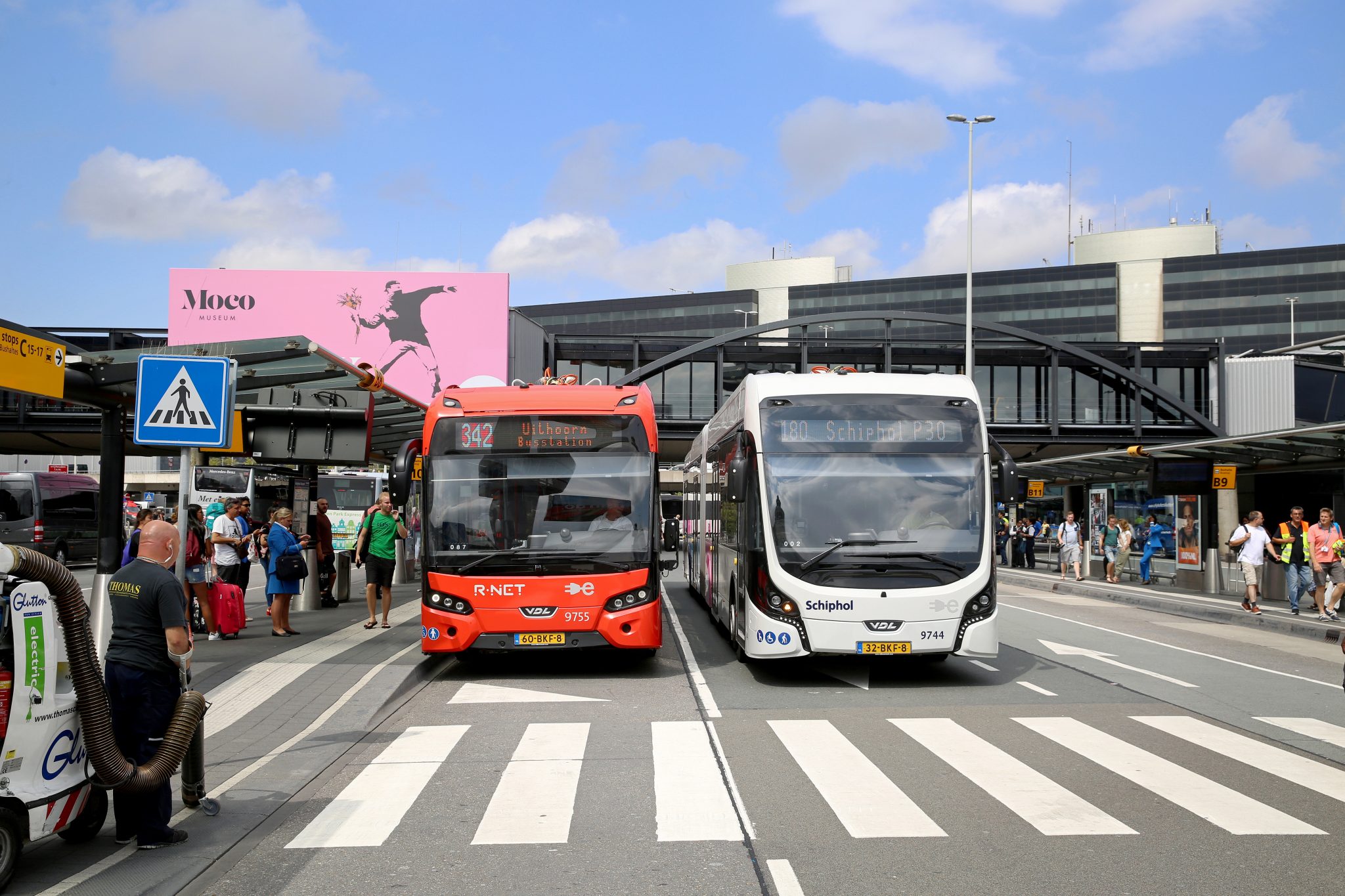 Op Schipholnet rijden 51 elektrische bussen, op R-net 49 stuks.