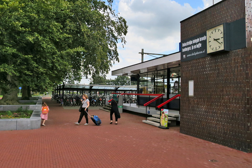 Het nieuw ingerichte voorplein van station Deurne.