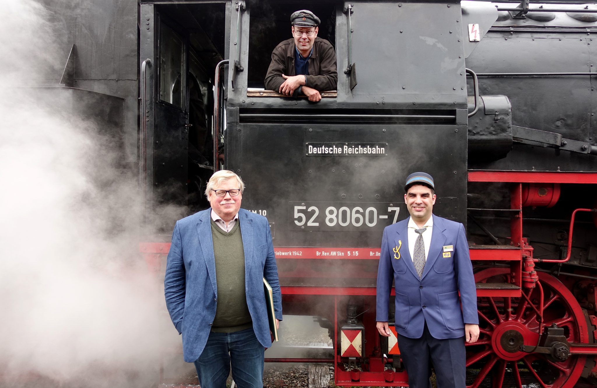 Voorzitter Pieter Hofstra (links) en twee vrijwilligers van de STAR. 