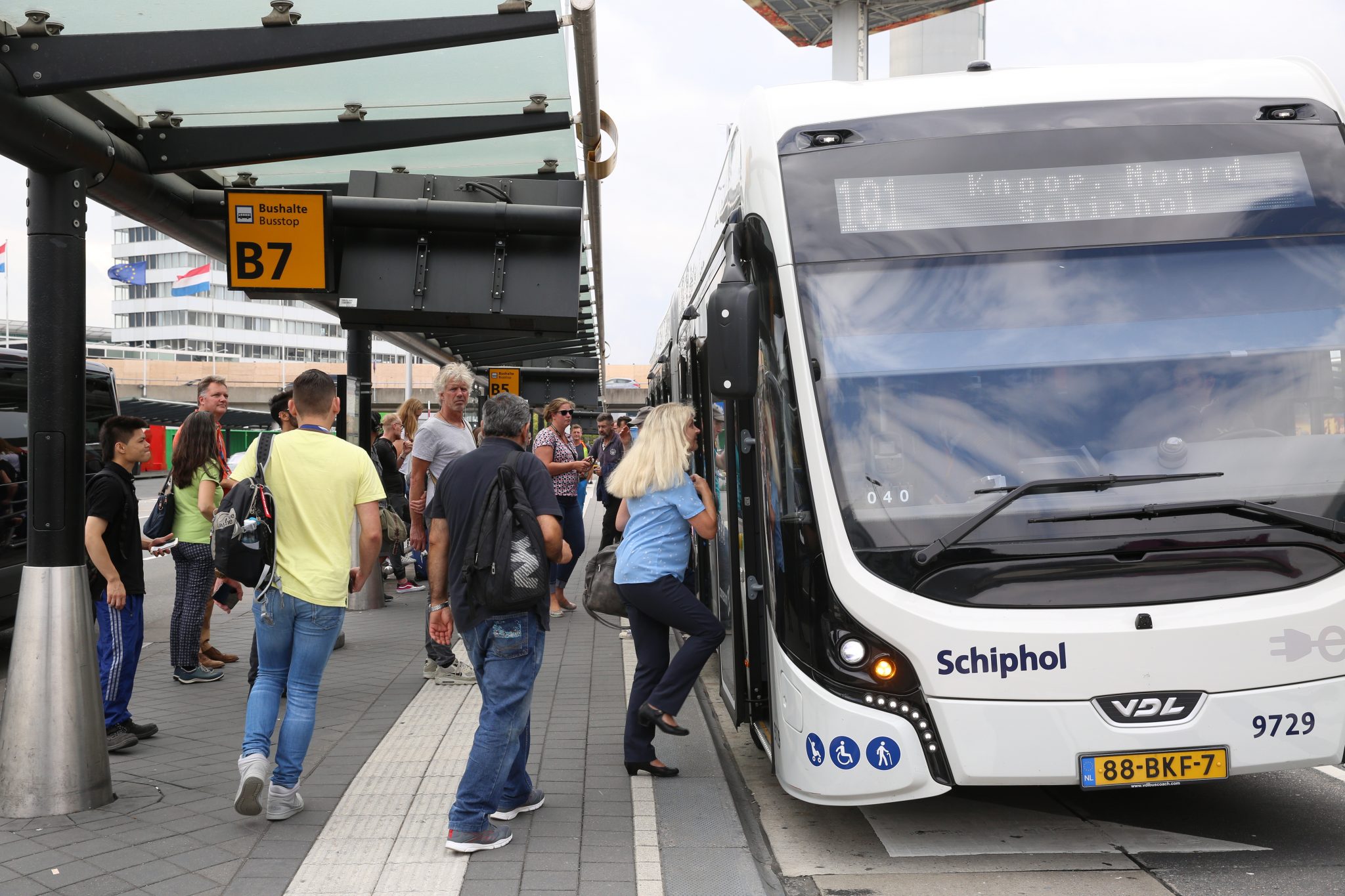 Op Schiphol Plaza wordt het steeds drukker waardoor het busvervoer dreigt vast te lopen.