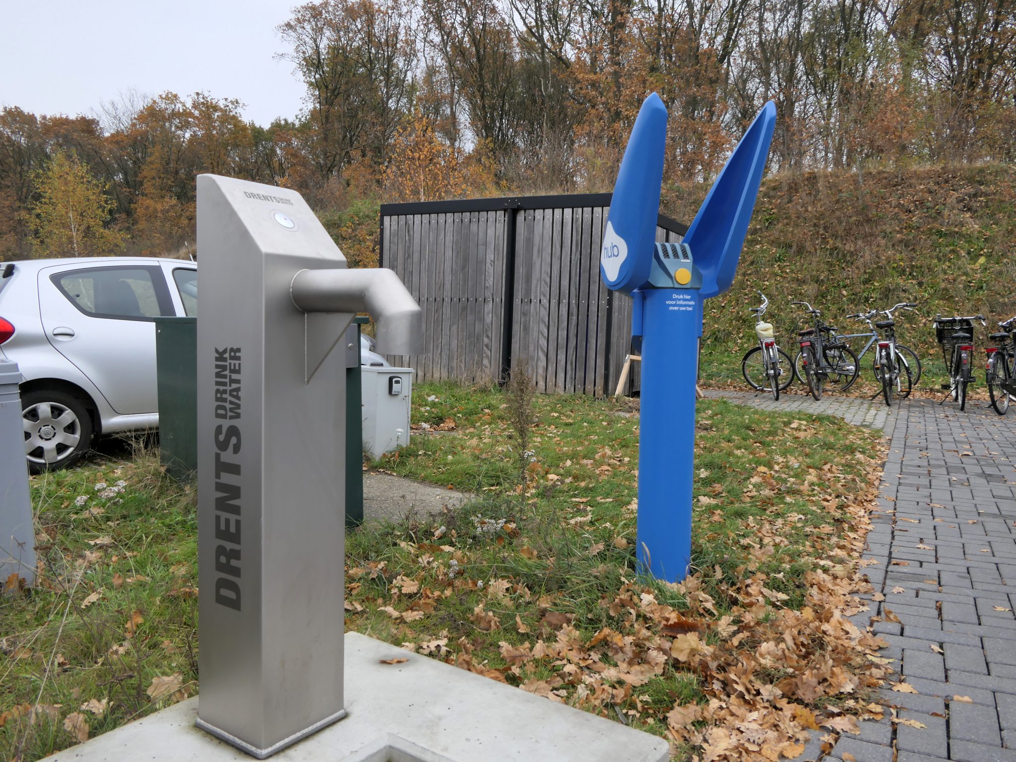 Watertappunt en omgebouwde ANWB-praatpaal om te bellen met Publiek Vervoer, Gieten.