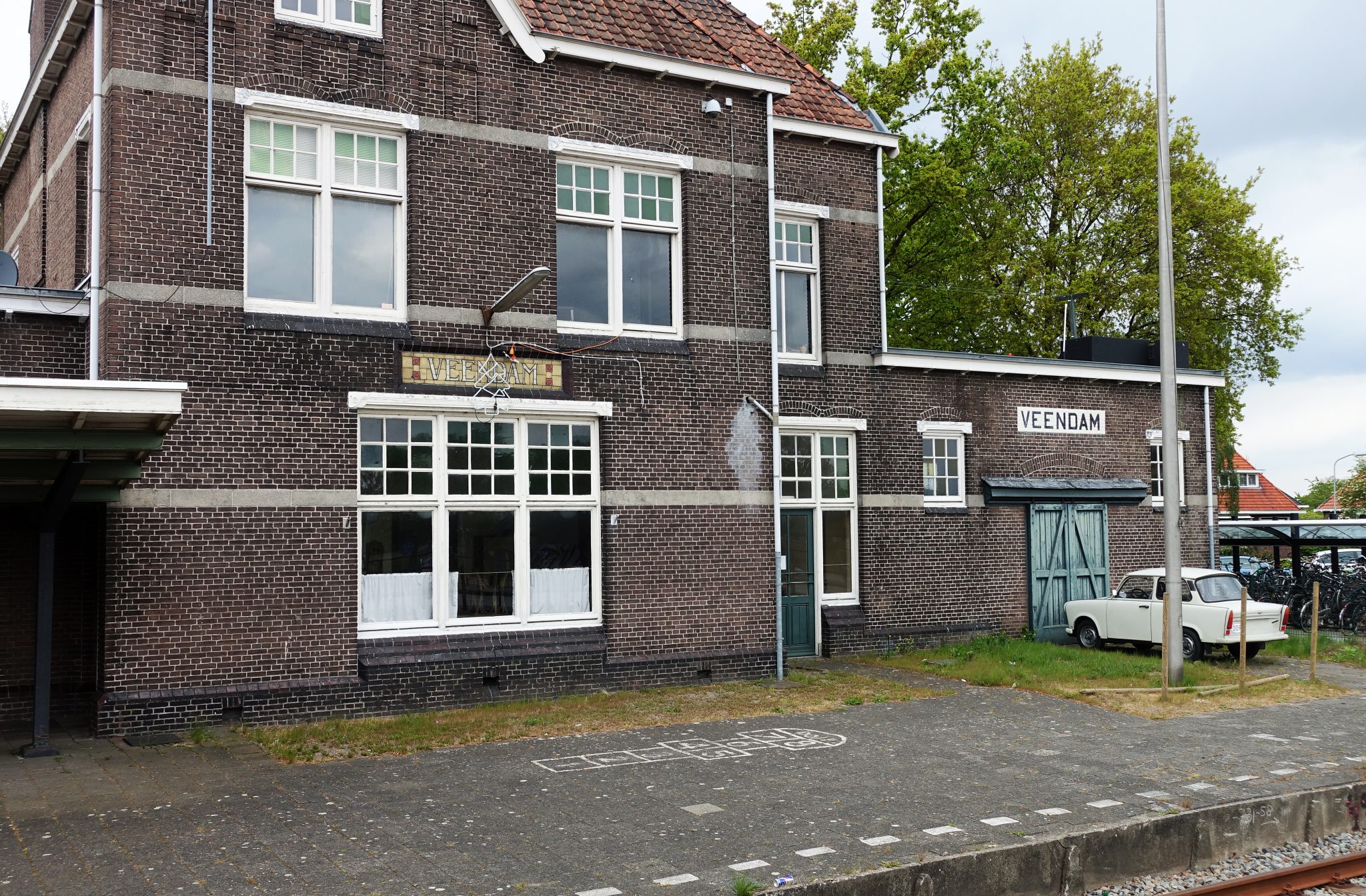 Het oude stationsgebouw van Veendam. 