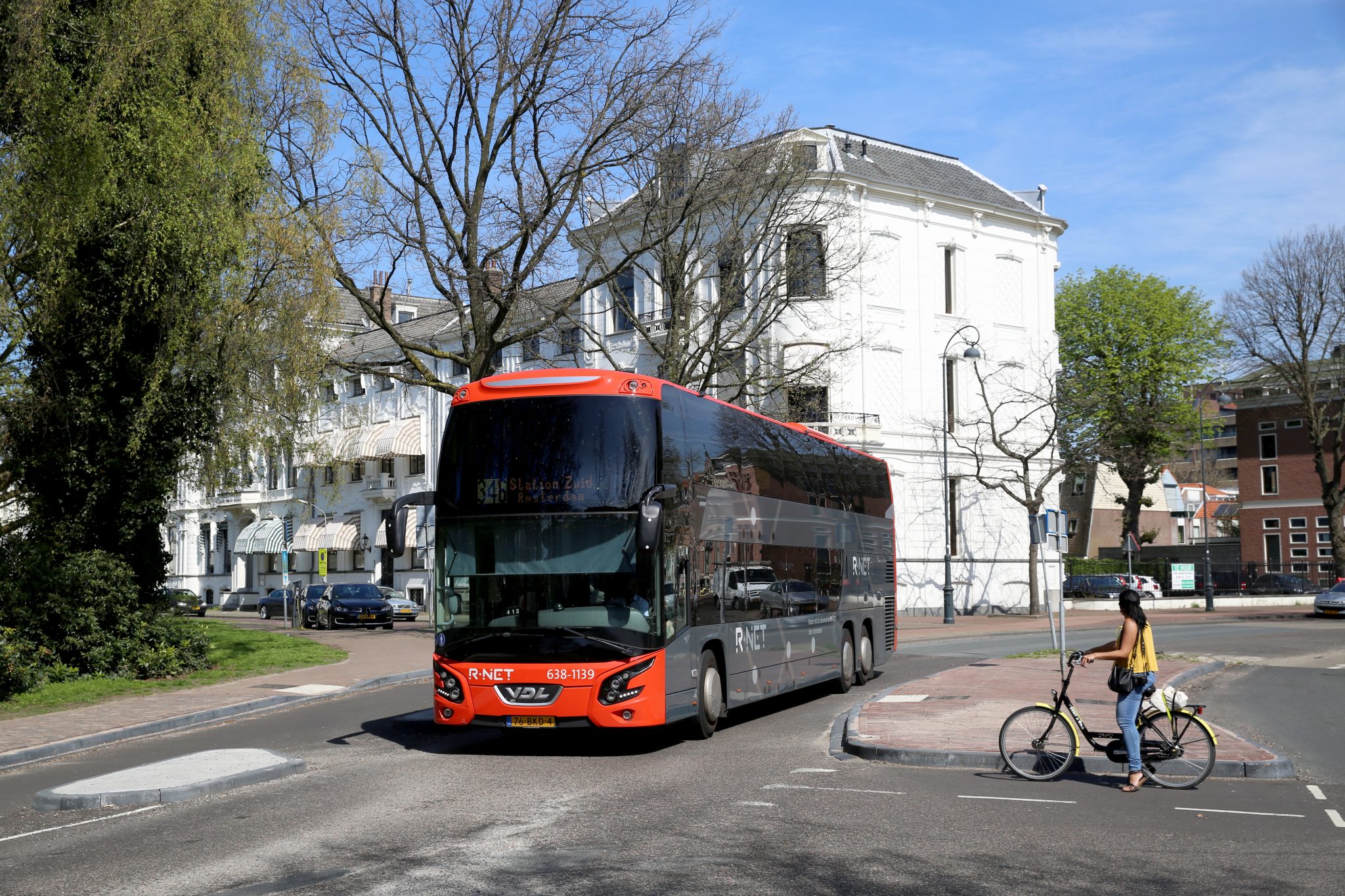 Lijn 346 in Haarlem op weg naar Amsterdam Zuid.