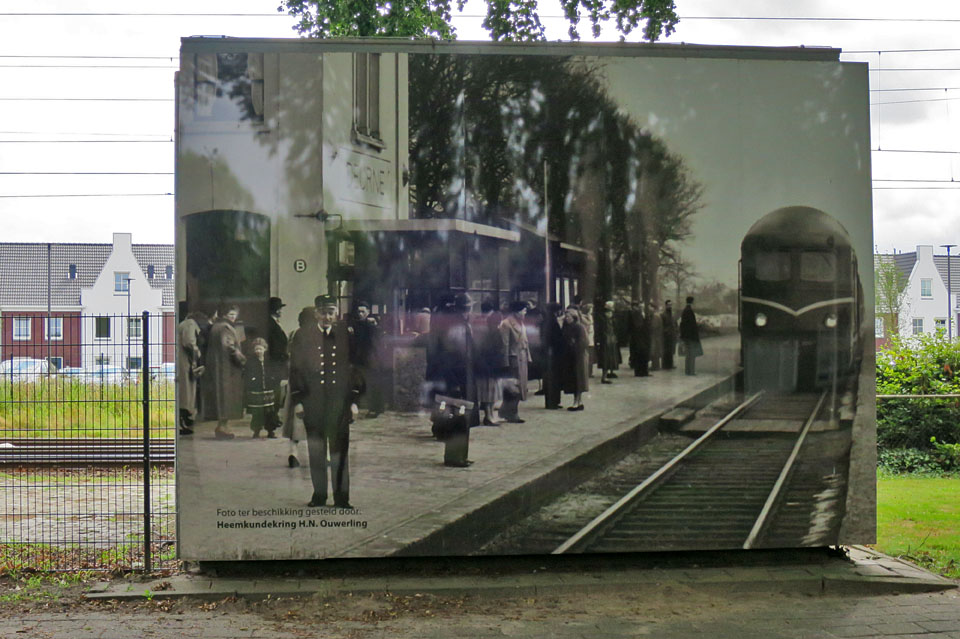 Een stationschef en reizigers.