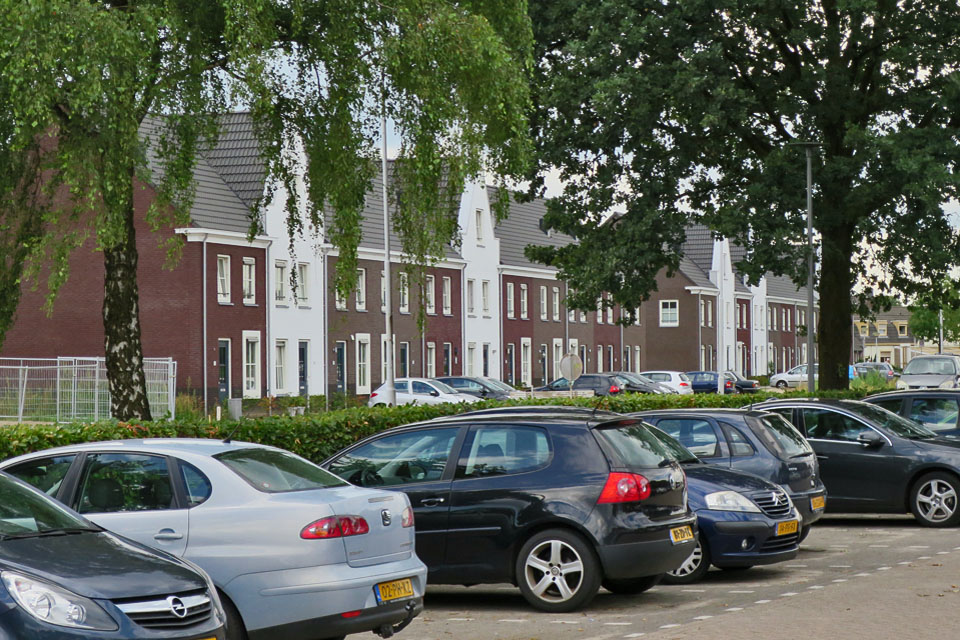 Oude fabrieksloodsen hebben plaatsgemaakt voor woningen. Op de voorgrond het P+R-terrein.