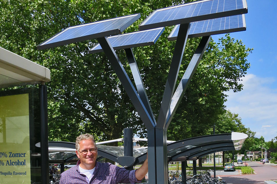 Zonnepanelen die mobieltjes opladen.