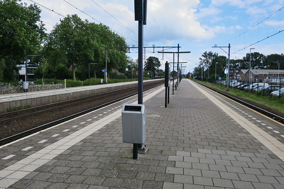 De coöperatie is met ProRail in gesprek over het plaatsen van bloembakken op het perron.