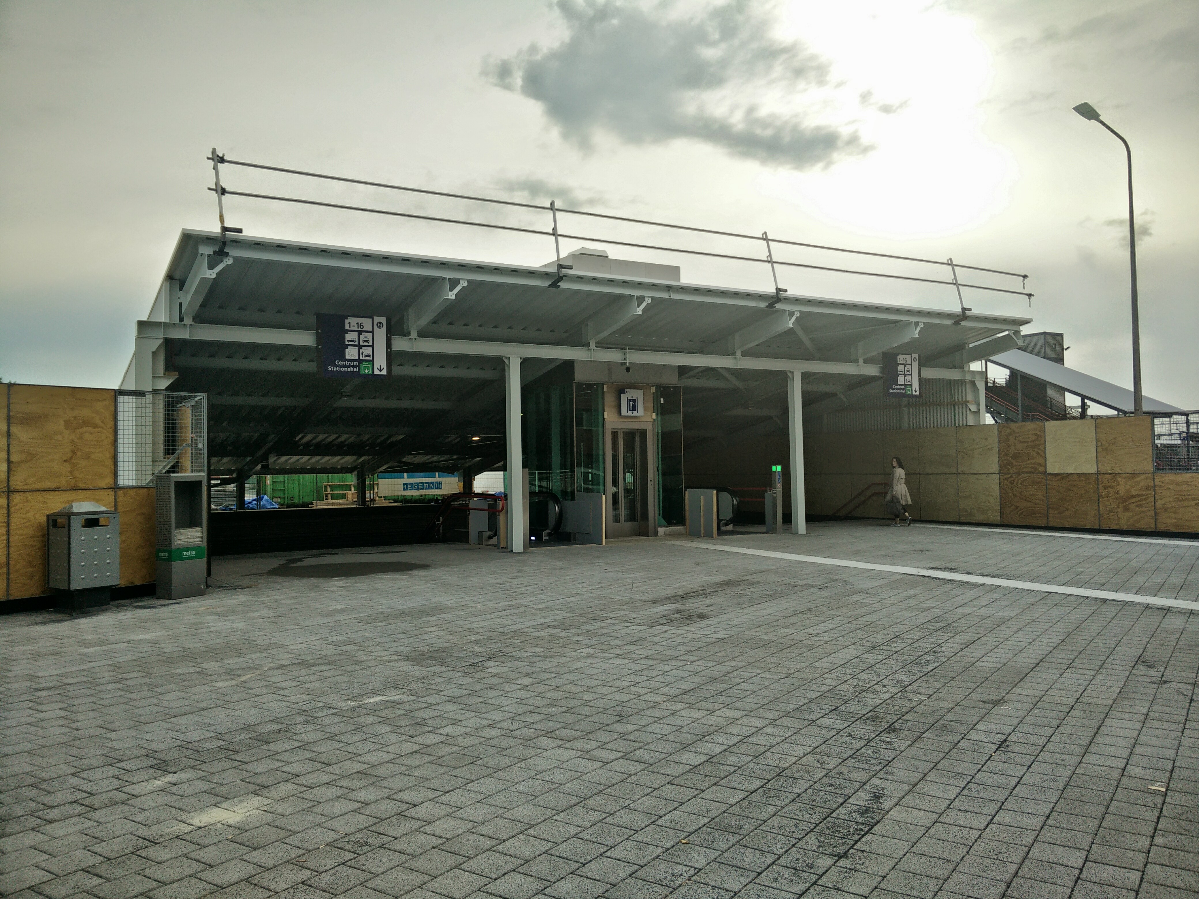 Nieuwe spoortunnel station Zwolle. De uitgang aan de zuidzijde is een tijdelijke constructie.