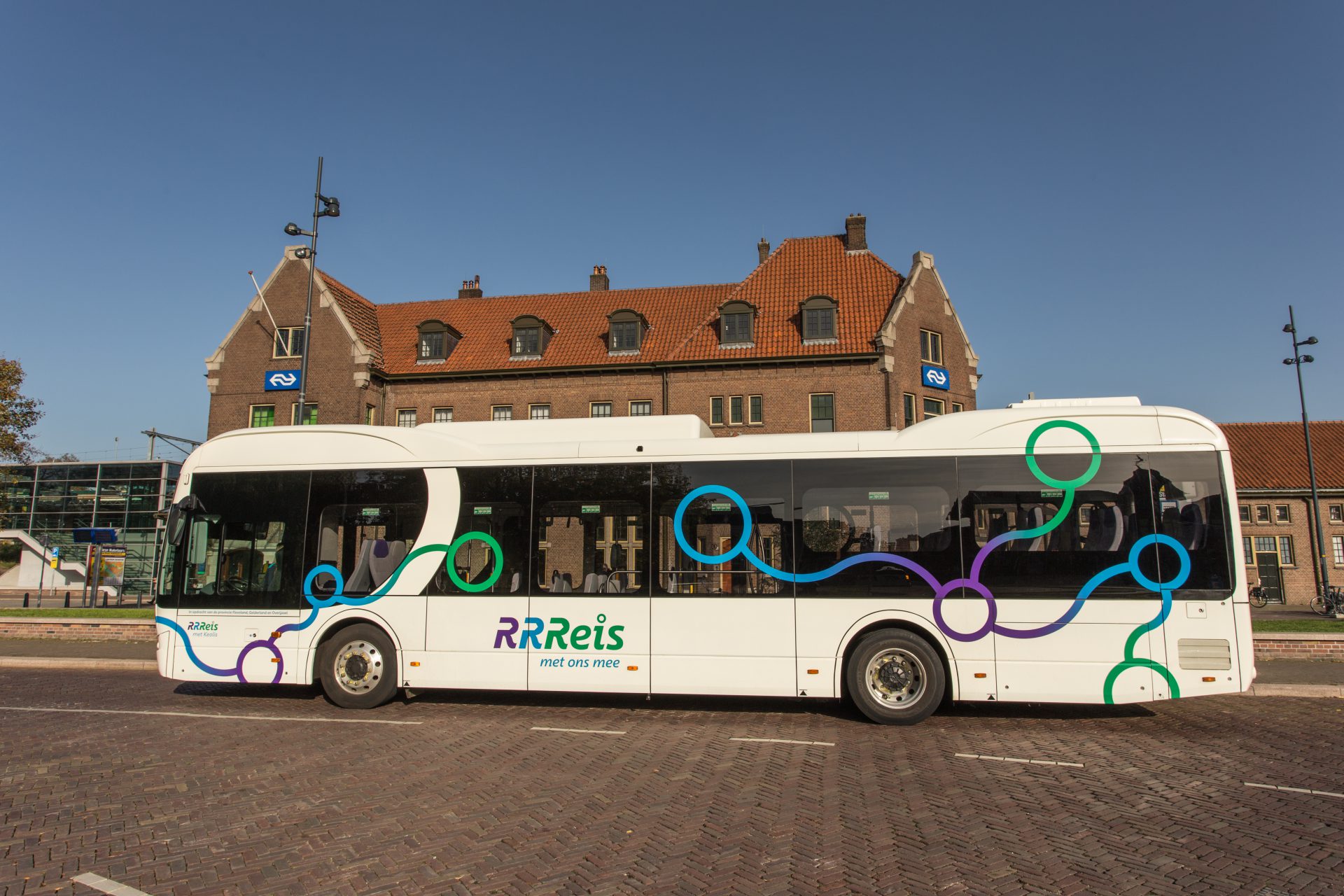 Een bus voor het station in Deventer. De bussen gaan rijden onder de merknaam RRReis, De drie R’en staan voor de drie samenwerkende provincies: Flevoland, Overijssel en Gelderland. 