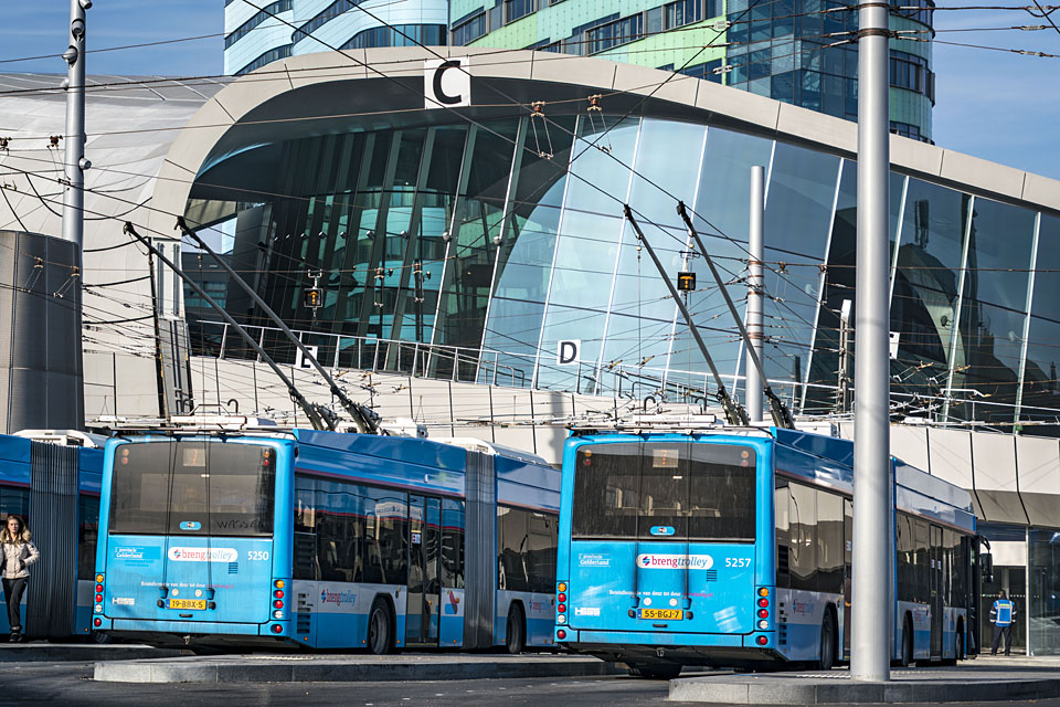 Het busplein is voor de trolleybussen. 