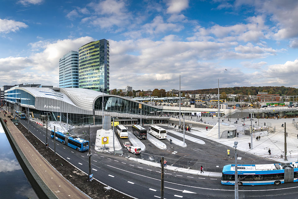 Vanaf het station loopt een brede wandelroute naar het centrum (rechts).