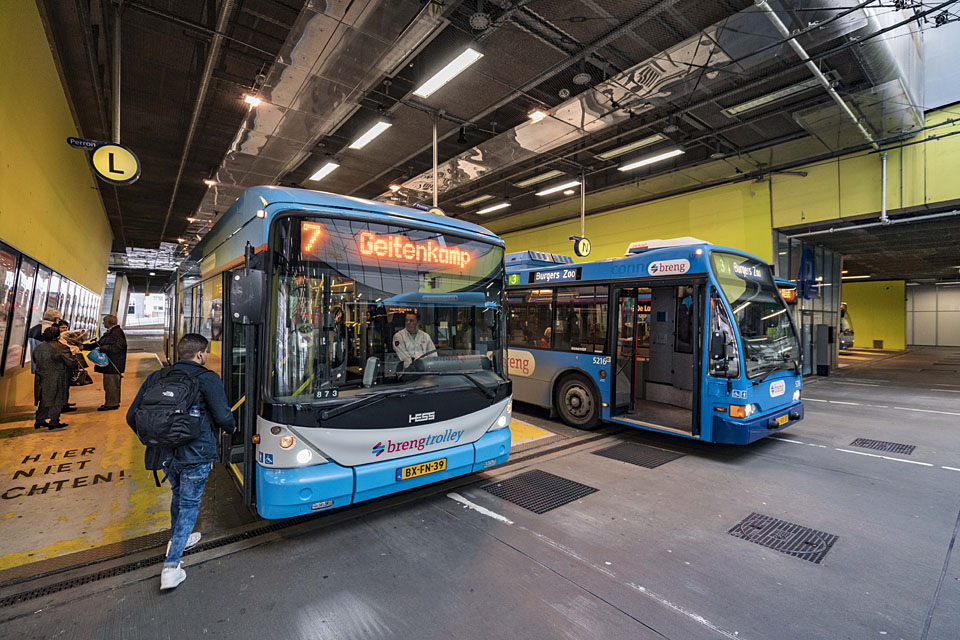 Inpandig busstation voor stads- en streekbussen. De trolleys zijn al verhuisd naar het voorplein.