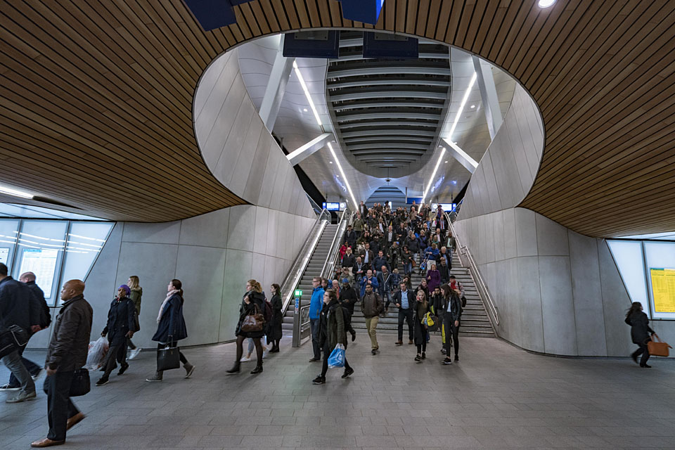 De reizigerstunnel heeft een golvend houten plafond.