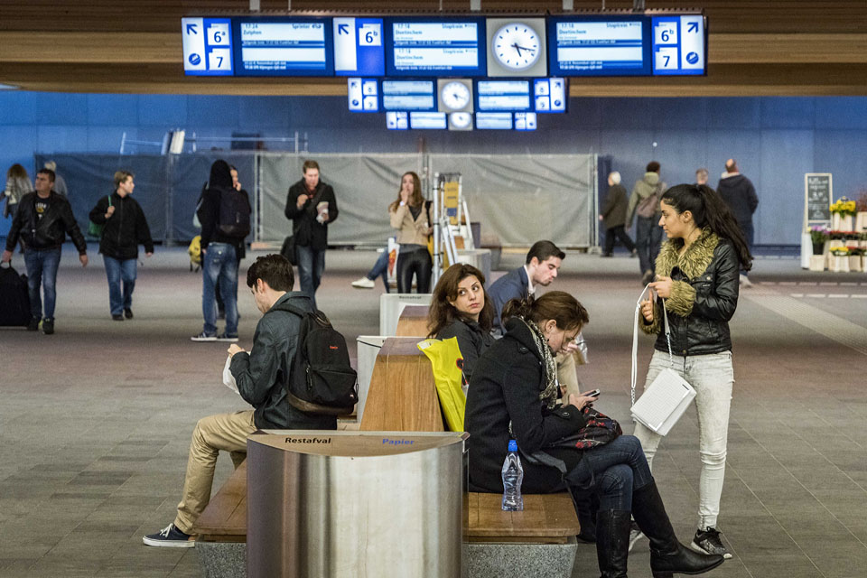 Robuuste banken in de 21 meter brede reizigerstunnel.