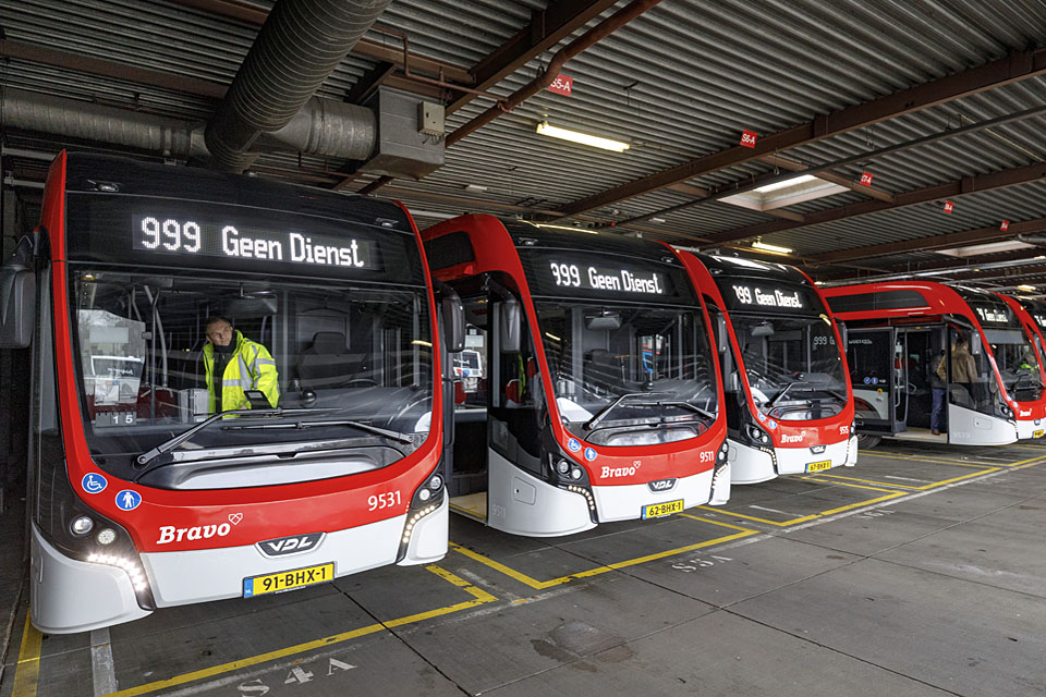 De elektrische bussen worden opgeladen in de stalling van Hermes.