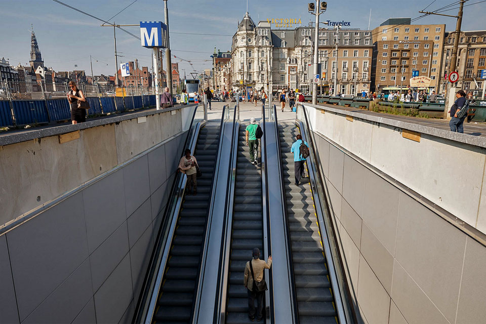 Roltrappen richting het Rokin.