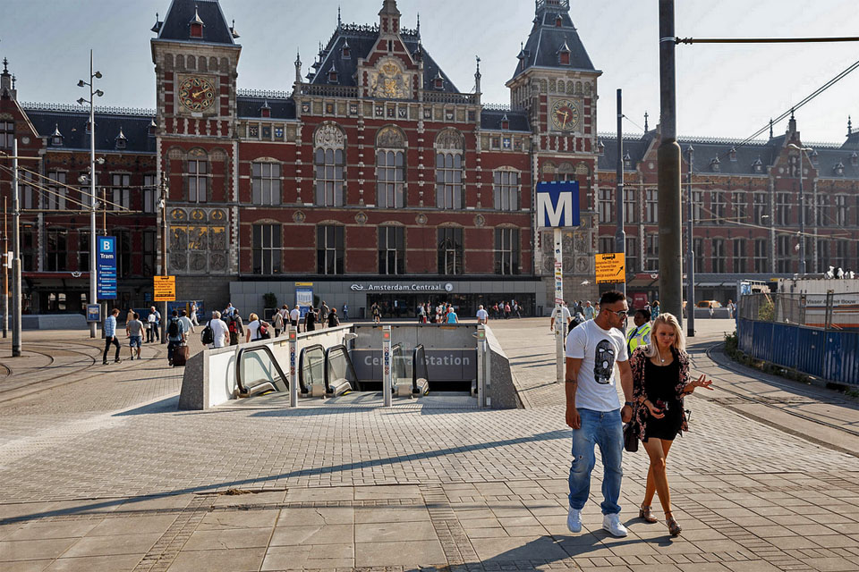 Voorplein Amsterdam Centraal.