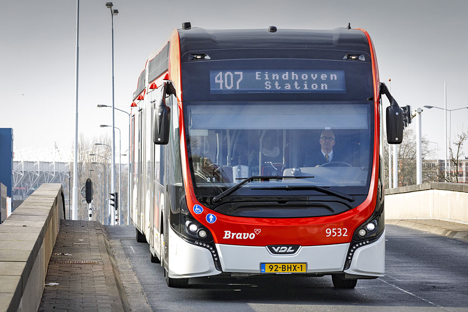 Elektrische bus op de 'kattenrug' bij het station van Eindhoven. 