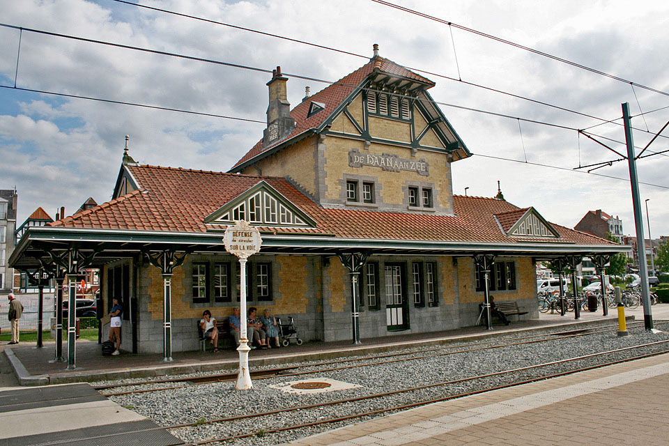 De Haan. Het stationnetje van De Haan werd in de jaren 70 nog met de slopershamer bedreigd. In plaats daarvan volgde restauratie.