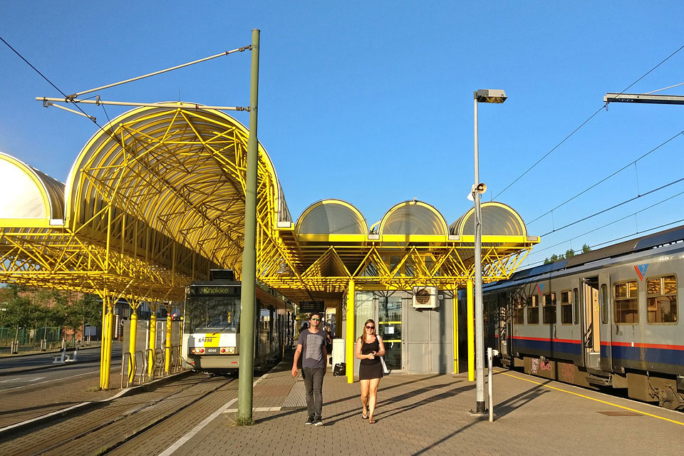 Adinkerke. Op station De Panne is een naadloze overstap mogelijk van tram op trein.