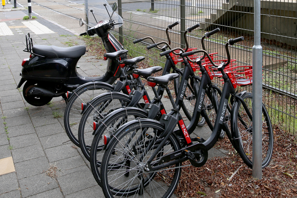 Deelfietsen bij halte Poortwachter, Amstelveen.